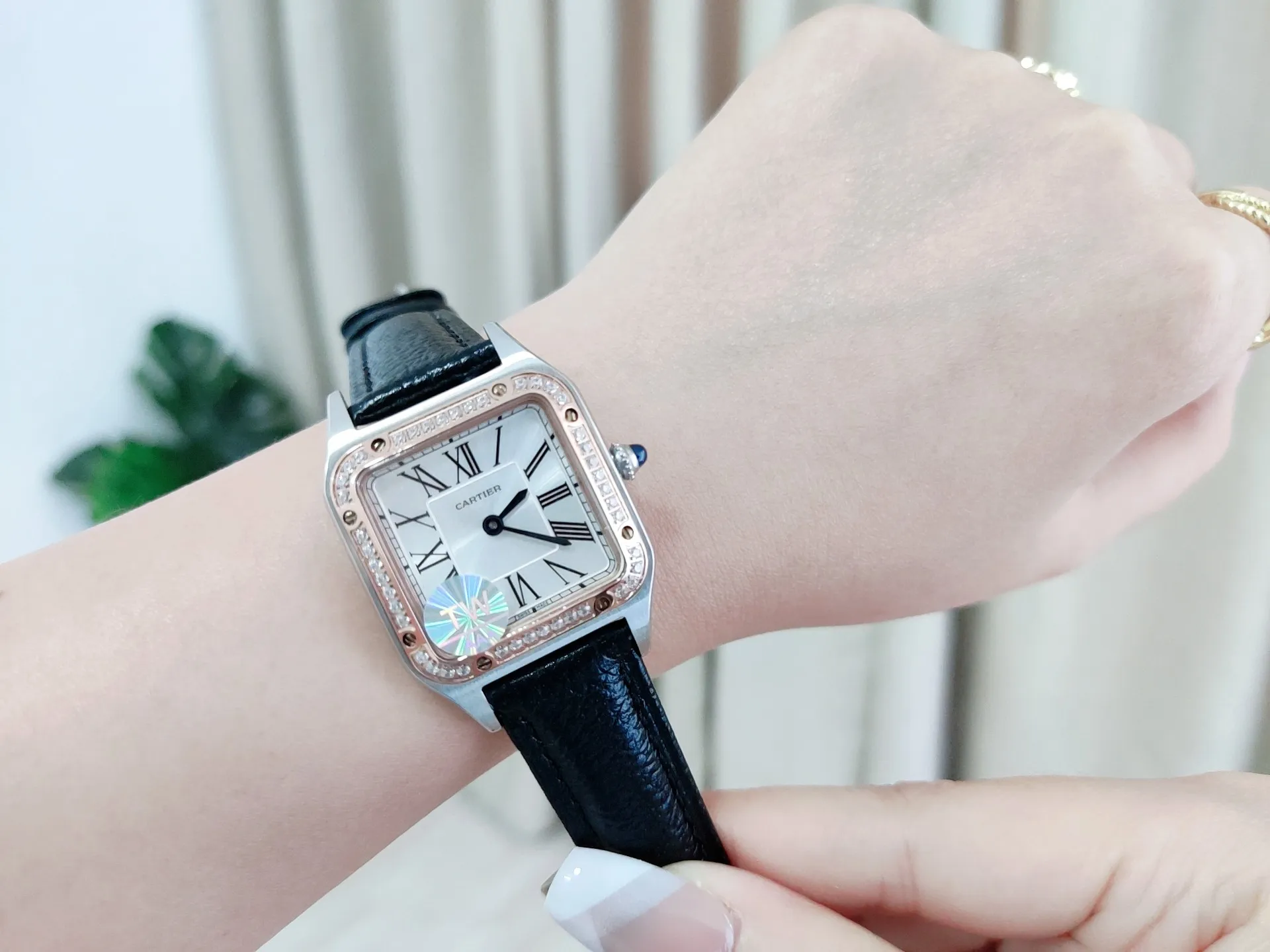 【High-end replica】💰1040! Cartier Santos-Dumont watch. The design of the lightest Santos-Dumont series is in line with the Santos family, simple and elegant! It adopts imported quartz movement with zero error, high-penetration tempered crystal glass, sun-ray Roman dial, exquisite steel blue needle, and specially customized sapphire crown. Large size: 46.6*33.9mm Medium size: 43.5*31.4mm Small size: 38*27.5mm Thickness 7.3mm