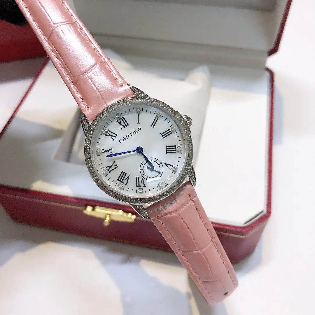 【Foreign trade import】💰1080! The latest high-end jewelry series of watches launched by Cartier has a ring studded with double diamonds that exudes a bright and charming light that cannot be looked at. The classic Roman numeral display reveals a pure French style. The round shell design is in line with the Chinese people's pursuit of "perfection" aesthetics, and we can't help but think of countless beautiful scenes related to the "circle". Size 36mm, sapphire glass mirror, Swiss movement "MX real shot"