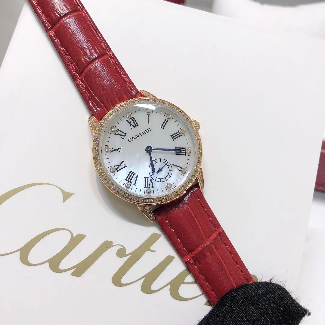 【Foreign trade import】💰1080! The latest high-end jewelry series of watches launched by Cartier has a ring studded with double diamonds that exudes a bright and charming light that cannot be looked at. The classic Roman numeral display reveals a pure French style. The round shell design is in line with the Chinese people's pursuit of "perfection" aesthetics, and we can't help but think of countless beautiful scenes related to the "circle". Size 36mm, sapphire glass mirror, Swiss movement "MX real shot"