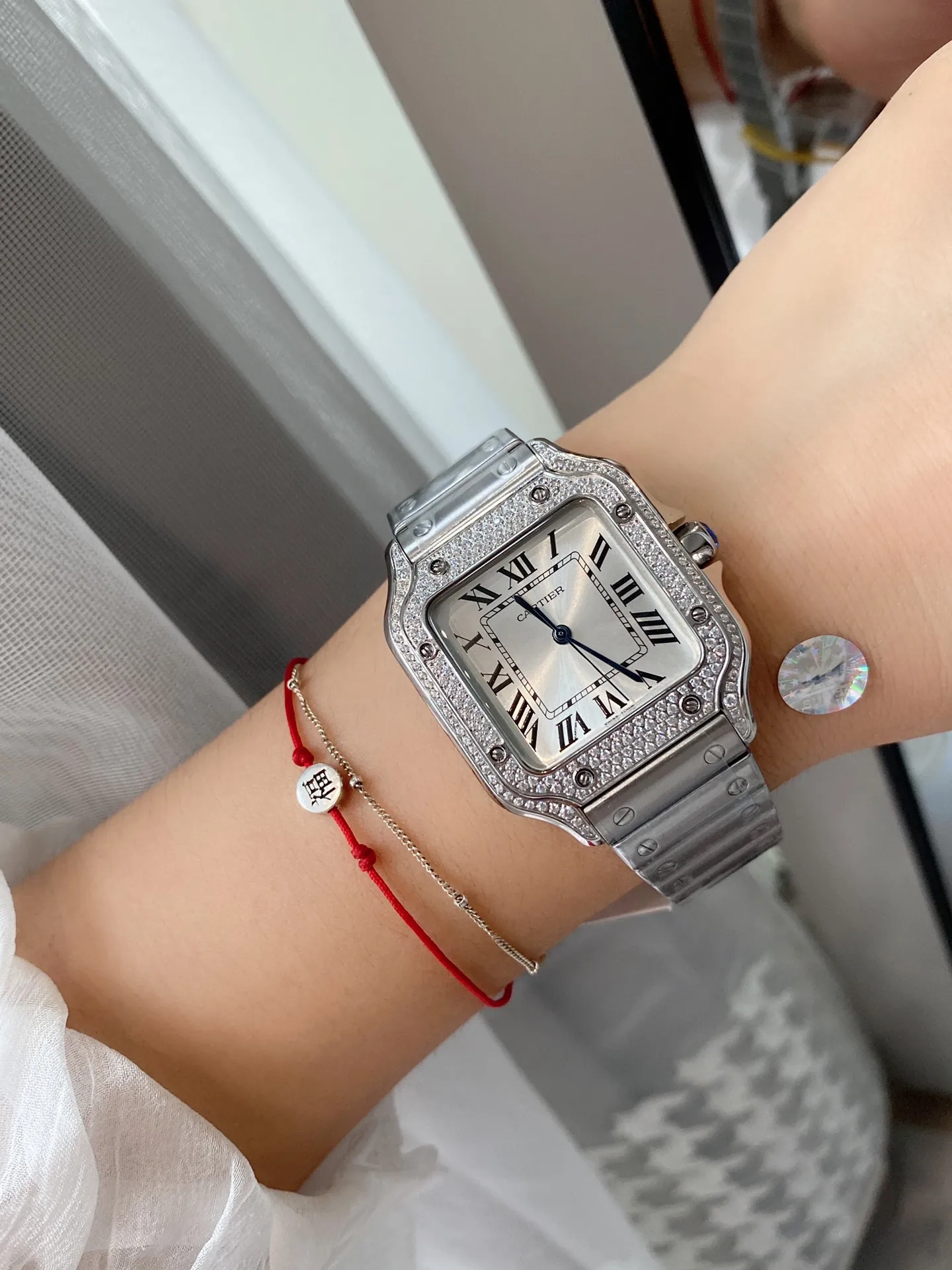【High-end replica】💰1520! The first public launch of the new V12 version of Cartier, 35mm women's Santos (ultra-thin series) exclusive customized Cartier red bag, genuine original order mold opening, movement type: imported quartz movement. Table diameter: Female 35 Case material: 316 stainless steel. The steel belt has Cartier's unique screws, and the belt is calfskin imported from Italy. The details and workmanship are consistent with the original product. Taiwan G Factory v12 version exclusive quality ⚠️⚠️ (exclusively equipped with a red bag) no returns or exchanges will be accepted without a bag.