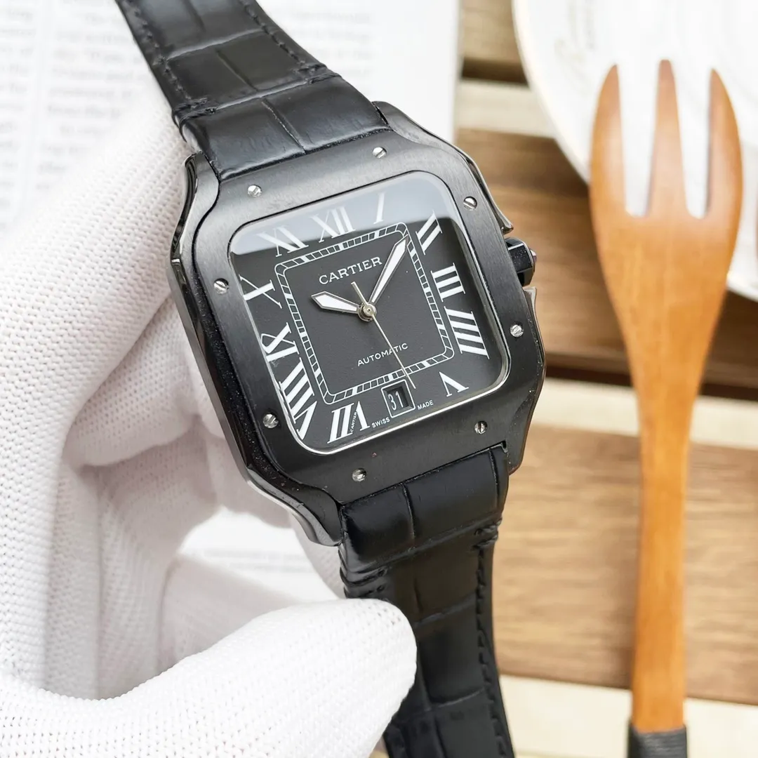 【High-end replica】💰1300! 【Customized all-in-one machine】💰1900! Cartier Santos (Men's Favorite) Type: Santos Series (Sales Champion) Strap: Genuine cowhide strap Case: Made of genuine 316L stainless steel, the "water chestnut, curvature, sand, and stitching" are all polished with the same craftsmanship as the genuine product. This effect cannot be achieved. Mirror: sapphire mirror Movement: mechanical movement/Citizen movement (zero repair) Size: 39*47.5 Thickness 11MM