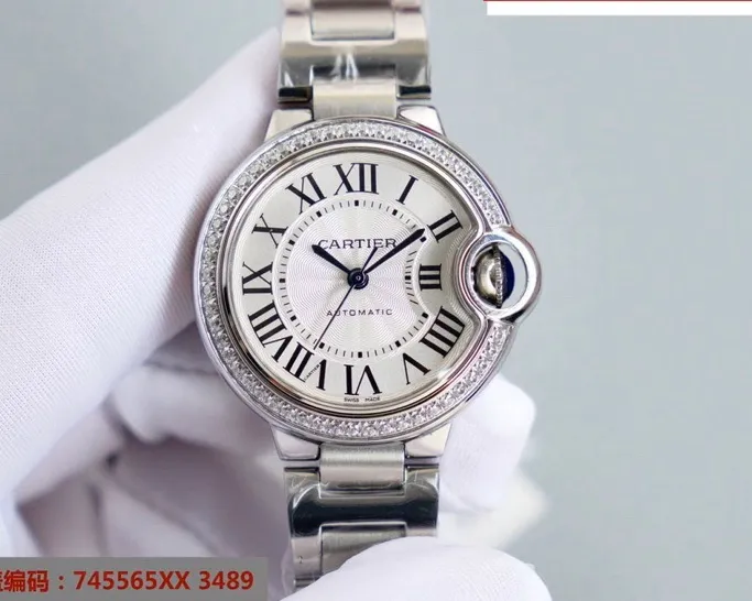 【Top replica】💰2800! Taiwan factory blue balloon V12 version, 33, 36 Swiss movement, (look for the bottom cover code 745565xx3489), this series of watches is famous for its delicate style and elegant style in the Cartier watchmaking industry. Of course, this watch must have such characteristics. The color of the stainless steel case makes the watch as light as a balloon, and the blue crown seems to have disobediently deviated from the original planned trajectory, like a playful couple. The Roman numerals on the dial look retro and deep, decorated with guilloche patterns and sword-shaped hands. The entire watch gives people a delicate and considerate feel. Isn’t this what couples need? Built-in: Swiss movement, water drop (fish eye bubble) sapphire glass mirror, highly waterproof, burnt steel blue pointer color, curvature shape of the crown