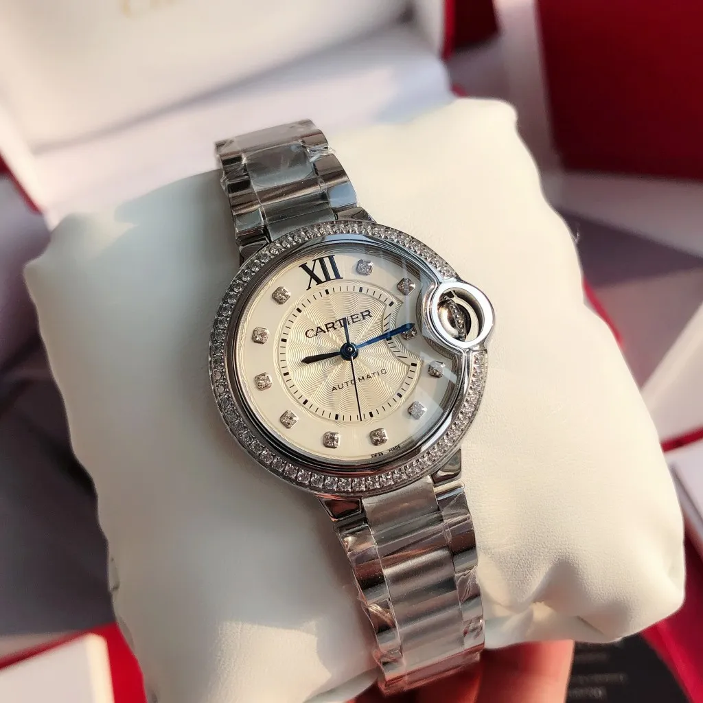 【Customized all-in-one machine】💰2560! 【Top replica】💰3500! Cartier 33mm blue balloon arrives! The exclusive quality of the classic blue balloon, a must-have model for goddesses. Highlight 1: The case is slender, the body has beautiful curvature, the lines are clear and full, the crown is in the middle, and the thickness of the body is only 10.8mm [strong] Highlight 2: The color of the crown appears sapphire blue under natural light and ruby red under the luminous pen. This technology is first used in the Citizen movement version [strong] Highlight 3: Same core as the big manufacturer, equipped with high-end women's mechanical movement Seiko NH05. This movement is widely used in women's models from big manufacturers, with excellent performance [strong] Highlight 4: Sapphire mirror, five-layer fisheye sapphire glass mirror, gracefully positioned crescent edge on the head, the slope and curvature are consistent with the original [strong] Highlight 5: Steel-band oscillating screws, using synchronous technology from big manufacturers, order original synchronous oscillating screws at a high price [strong] Based on the above-mentioned details, the overall shell shape and appearance lines are exquisite, with a high degree of integration and a number of high-end craftsmanship integrated into one, making it attractive for those who prefer low-cost products [Seduce]