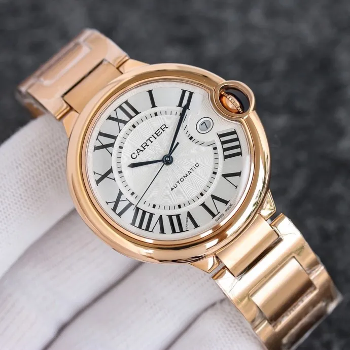 The 42 size upgraded version of the Taiwan factory is equipped with 2824 Ruijie, 1, dark yellow lettering, 2 baked blue hands, 3 original sand buckle, 4 centered handle, 5, obvious crescent. This series of watches is famous for its delicate style and elegant style in the Cartier watchmaking industry. Of course, this watch must have such characteristics. The color of the stainless steel case makes the watch as light as a balloon, and the blue crown seems to have disobediently deviated from the original planned trajectory, like a playful couple. The Roman numeral hour markers look retro and deep on the dial, decorated with guilloche patterns and sword-shaped hands. The entire watch gives people a delicate and considerate feel. Isn’t that what couples need? Waterdrop (fish eye bubble) sapphire glass mirror. Highly waterproof. Curved handle shape.