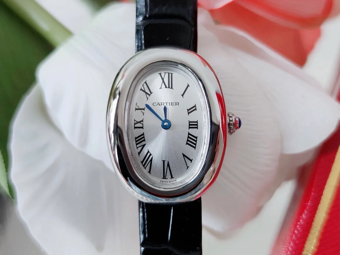 【High-end replica】💰1720! Cartier-Cartier’s latest classic! Baignoire bathtub series watches, with perfect oval lines and elegant and delicate appearance, Baignoire watches show young modern women the brand's classic style, which perfectly combines gentleness, softness and extremely rigorous characteristics. Women's dreams and elegant temperament merge the different marks of the brand again, with straight Roman numeral decoration, fleeting lines, a scale track composed of dots, and pavé diamonds emitting dazzling light. The new series can highlight excellent details and exude delicate and charming charm. Baignoire bathtub series watch, small model, uses imported Swiss quartz movement. Set with a sapphire cabochon. Silver-plated dial, sword-shaped blue steel hands, domed crystal mirror, original pin buckle, with multi-color calfskin. Case size: 32x26mm.