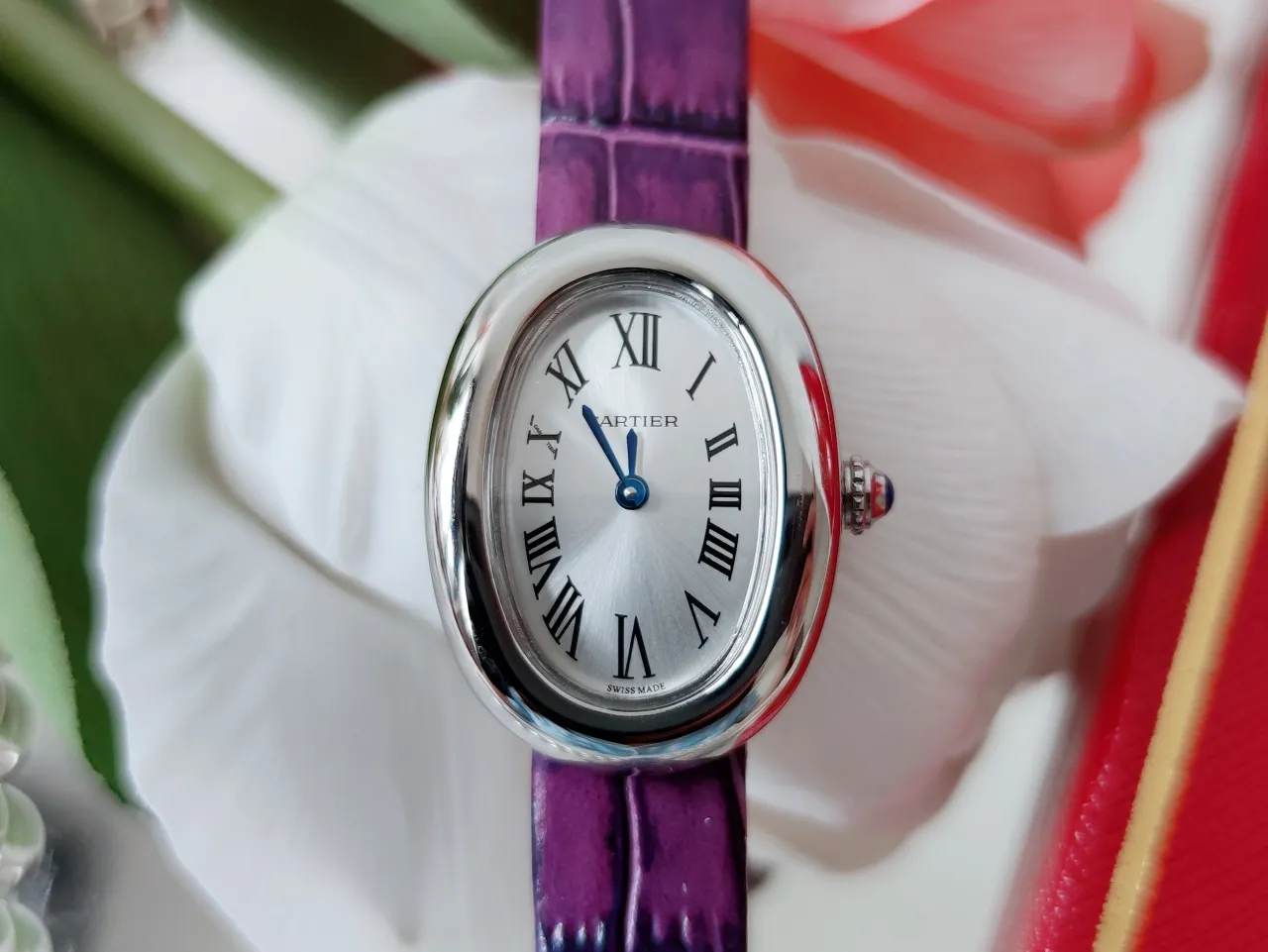 【High-end replica】💰1720! Cartier-Cartier’s latest classic! Baignoire bathtub series watches, with perfect oval lines and elegant and delicate appearance, Baignoire watches show young modern women the brand's classic style, which perfectly combines gentleness, softness and extremely rigorous characteristics. Women's dreams and elegant temperament merge the different marks of the brand again, with straight Roman numeral decoration, fleeting lines, a scale track composed of dots, and pavé diamonds emitting dazzling light. The new series can highlight excellent details and exude delicate and charming charm. Baignoire bathtub series watch, small model, uses imported Swiss quartz movement. Set with a sapphire cabochon. Silver-plated dial, sword-shaped blue steel hands, domed crystal mirror, original pin buckle, with multi-color calfskin. Case size: 32x26mm.