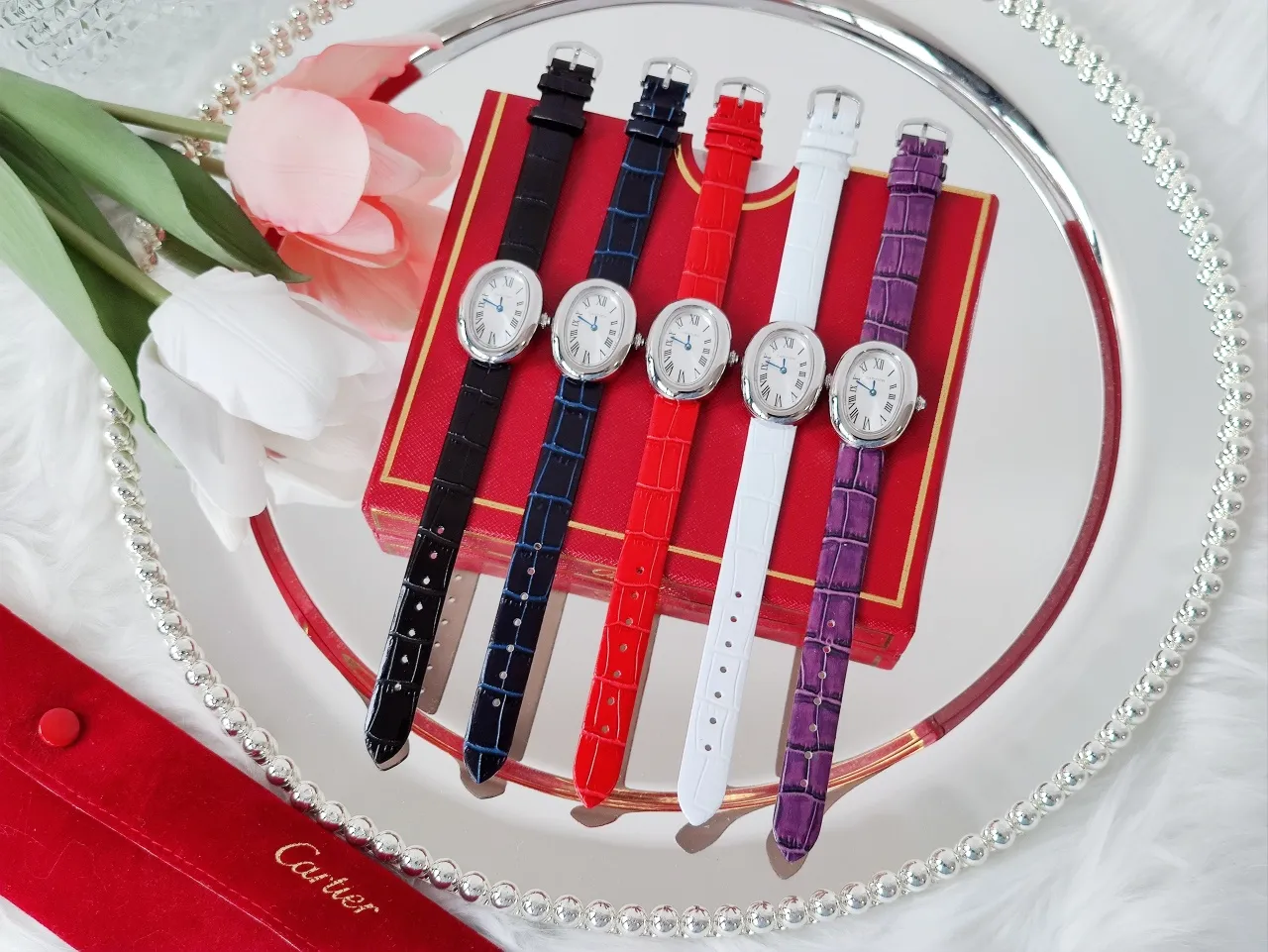 【High-end replica】💰1720! Cartier-Cartier’s latest classic! Baignoire bathtub series watches, with perfect oval lines and elegant and delicate appearance, Baignoire watches show young modern women the brand's classic style, which perfectly combines gentleness, softness and extremely rigorous characteristics. Women's dreams and elegant temperament merge the different marks of the brand again, with straight Roman numeral decoration, fleeting lines, a scale track composed of dots, and pavé diamonds emitting dazzling light. The new series can highlight excellent details and exude delicate and charming charm. Baignoire bathtub series watch, small model, uses imported Swiss quartz movement. Set with a sapphire cabochon. Silver-plated dial, sword-shaped blue steel hands, domed crystal mirror, original pin buckle, with multi-color calfskin. Case size: 32x26mm.
