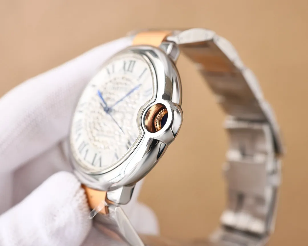 The classic Cartier basket balloon series is shipped with stars! 🎈Couple watch👫, can be equipped with steel belt, crocodile leather, etc., equipped with original imported fully automatic mechanical movement, (zero repair)...Swiss machine quality is 100% super waterproof, using 316 stainless steel case, sapphire mirror, PVC vacuum plating that does not fade💪beautiful gloss, high-end atmosphere, durable and comfortable! The diameter is 42mm for men and 33mm for women. Welcome to forward and order! [Love][Fist][Fist][Handshake][Handshake