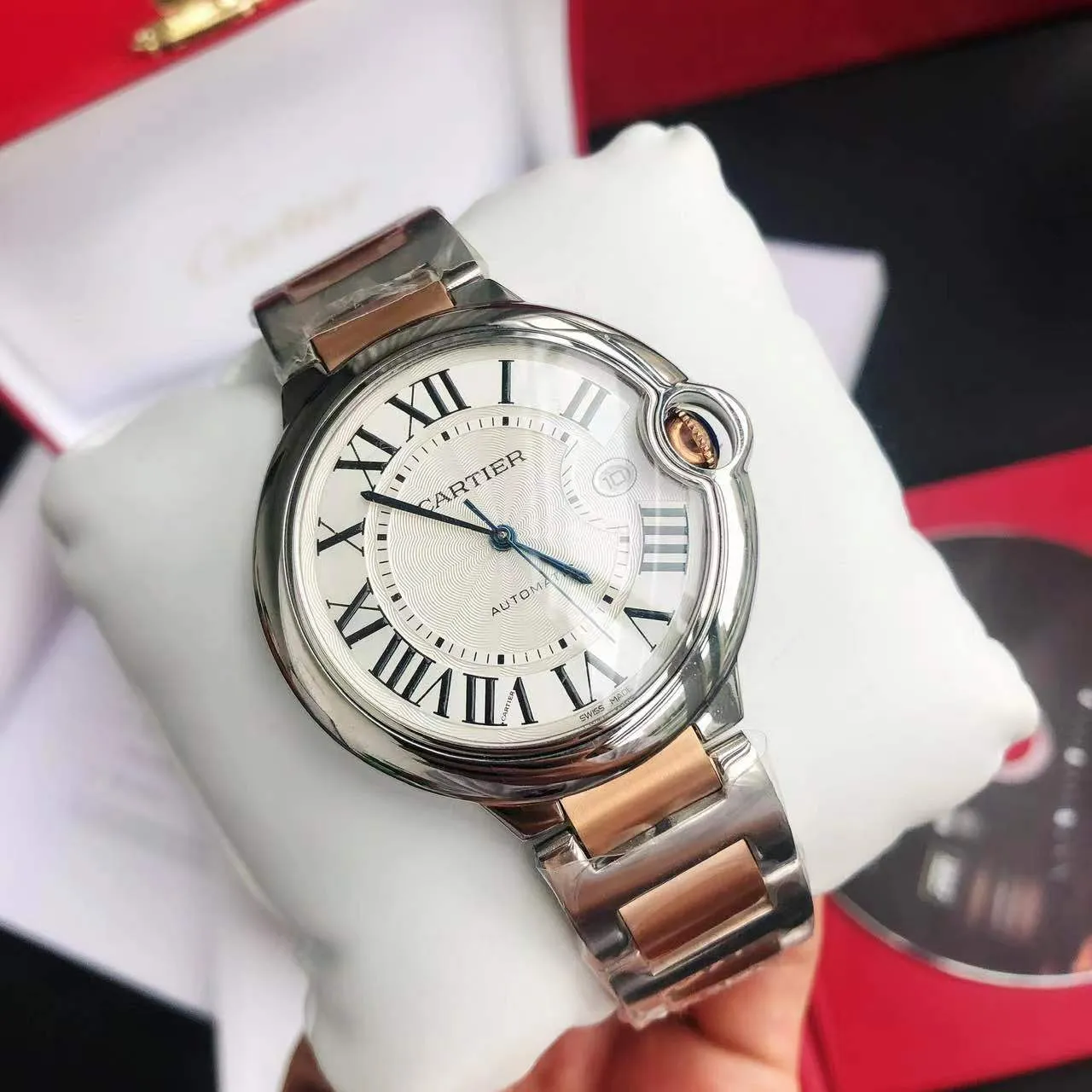 [Original order quality]💰1160! 【High-end replica】💰1720! The Cartier Blue Balloon 42mm series is a one-to-one replica of the original version, sleek and elegant, showing nobility. [Surface] Adopts original CNC color matching, the original version has the same dark yellow color, fine and well-proportioned textures, sword-shaped grilled blue steel hands, bright color and clear reading [Case] ​​The original mold is opened to upgrade the shell shape, the fish-eye sapphire glass head has an obvious crescent position, consistent radian, the crown is centered, and the size is synchronized with the original 42/13mm 316L stainless steel case, which is extremely polished and shiny. The level of detail is no less than the original, perfectly embodying the unique charm of the original. [Movement] Equipped with the top-level Seagull 2824 movement, the parameters are synchronized with the original ones, and can be simultaneously upgraded to the Swiss ETA machine. It has accurate travel time, delicate winding feel, and the time adjustment direction is synchronized with the original ones. [Strap] Equipped with an Italian imported first-layer cowhide strap with an original sand buckle or a top-grade 316L stainless steel bracelet. The parts are polished, and the bracelet screws use the original consistent spring thread ⚠️ Please look for the exclusive quality of GD products