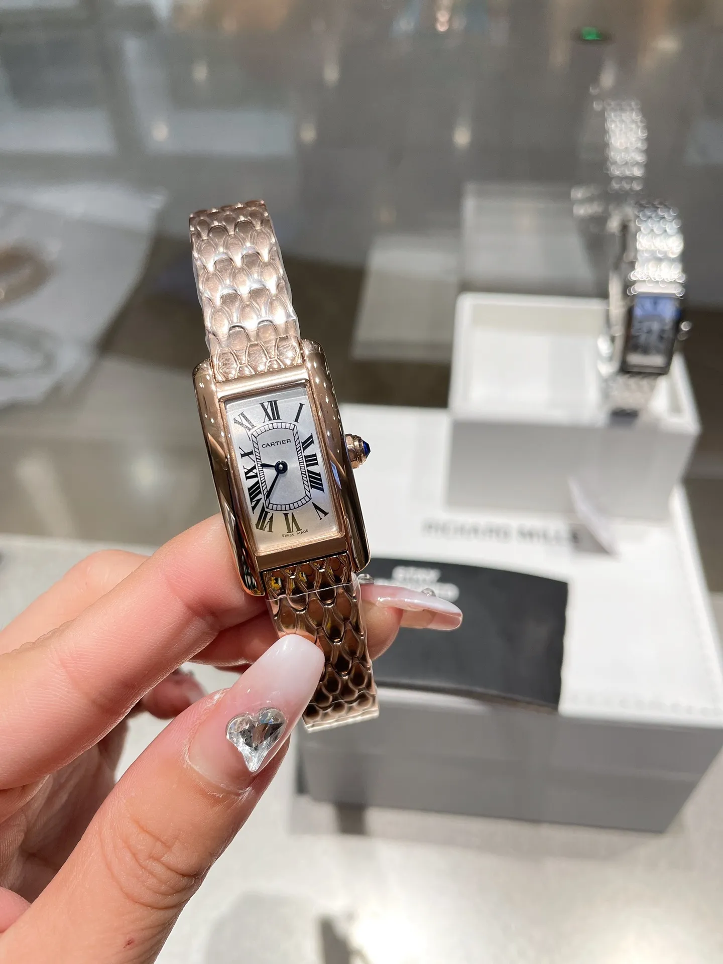 【High-end replica】💰1360! Cartier Tank Américaine watch, small model, uses sapphire crystal mirror and Swiss quartz movement. Original open mold, stainless steel case, octagonal crown, set with a synthetic blue spinel, silver-plated dial, sword-shaped blue steel hands, with original smooth folding clasp, made of imported multi-color calfskin. Tank Américaine is a large and elegant watch that is favored by connoisseurs. Case dimensions: 34.80 x 19.00 mm.
