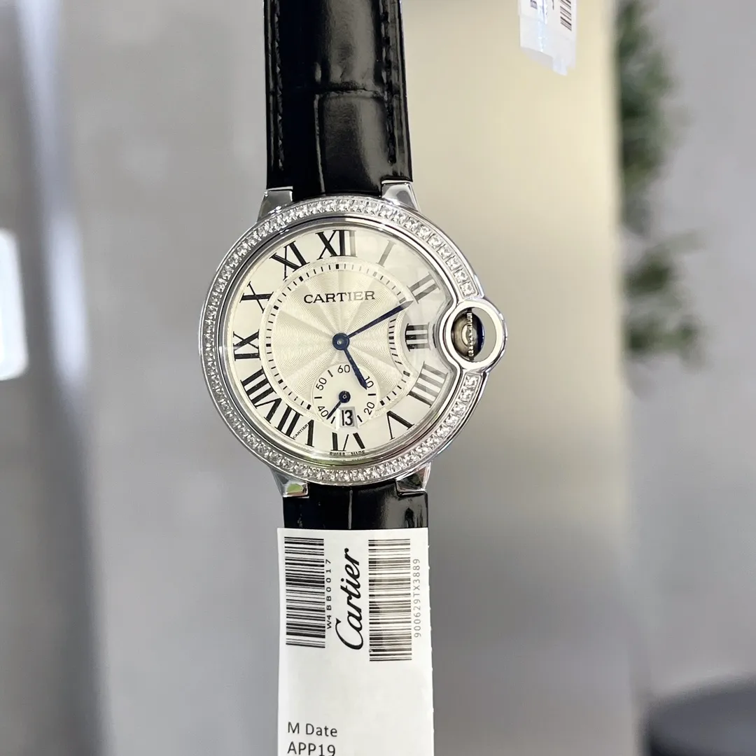 【Top replica】💰1720! Taiwan factory produces three sizes in one women's model 36mm Cartier Cartier Blue Balloon Series: New quartz watch with two-and-a-half-hand calendar display, watch lovers expect two-and-a-half-hand seconds with calendar function, double sapphire glass mirror, 316 fine steel case, steel blue sword-shaped hands, water drop fish eye effect sapphire mirror, Italian imported cowhide, 316 original steel belt, size 36mm thick 11mm (bottom cover coded warranty card tag with three codes in one) individually packaged, Xiaohongshu recommends best-selling models, Douyin live broadcast popular products come to Long