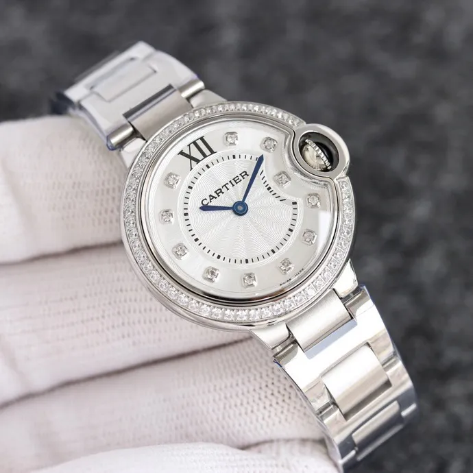 【Taiwan Factory】💰1920! 【Top replica】💰2900! Taiwan Factory Blue Balloon produces a series of Swiss quartz watches with complete sizes of 36mm, 33mm, and 28mm. This series of watches is famous for its delicate style and elegant style in the Cartier watchmaking industry. Of course, this watch must have such characteristics. The color of the stainless steel case makes the watch as light as a balloon, and the blue crown seems to have disobediently deviated from the original planned trajectory, like a playful couple. The Roman numerals on the dial look retro and deep, decorated with guilloche patterns and sword-shaped hands. The entire watch gives people a delicate and considerate feel. Isn’t this what couples need? Built-in: imported Swiss quartz movement, water drop (fish eye bubble) sapphire mirror, highly waterproof, burnt steel blue pointer color, curvature shape of the crown