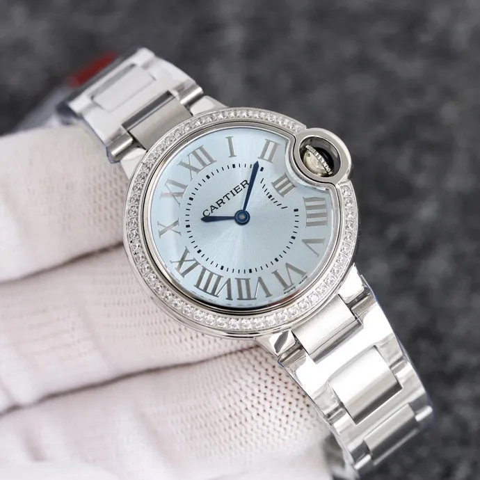 【Taiwan Factory】💰1920! 【Top replica】💰2900! Taiwan Factory Blue Balloon produces a series of Swiss quartz watches with complete sizes of 36mm, 33mm, and 28mm. This series of watches is famous for its delicate style and elegant style in the Cartier watchmaking industry. Of course, this watch must have such characteristics. The color of the stainless steel case makes the watch as light as a balloon, and the blue crown seems to have disobediently deviated from the original planned trajectory, like a playful couple. The Roman numerals on the dial look retro and deep, decorated with guilloche patterns and sword-shaped hands. The entire watch gives people a delicate and considerate feel. Isn’t this what couples need? Built-in: imported Swiss quartz movement, water drop (fish eye bubble) sapphire mirror, highly waterproof, burnt steel blue pointer color, curvature shape of the crown