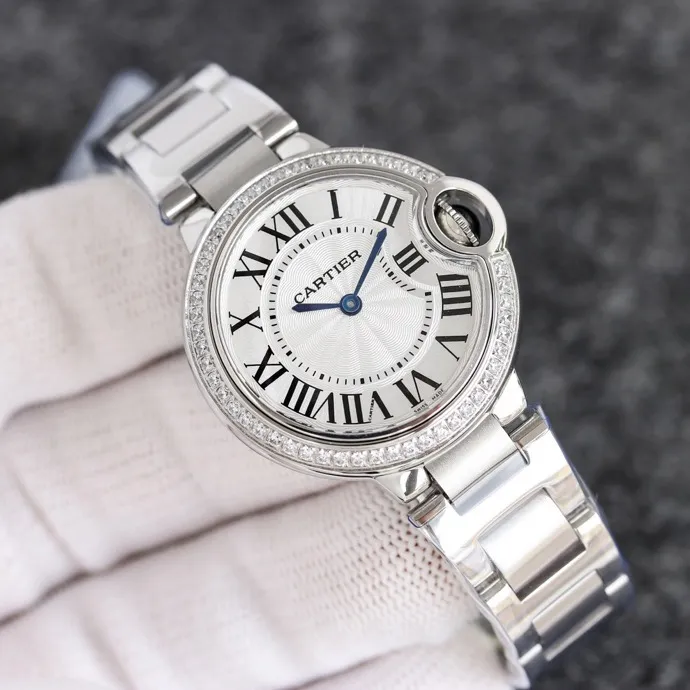 【Taiwan Factory】💰1920! 【Top replica】💰2900! Taiwan Factory Blue Balloon produces a series of Swiss quartz watches with complete sizes of 36mm, 33mm, and 28mm. This series of watches is famous for its delicate style and elegant style in the Cartier watchmaking industry. Of course, this watch must have such characteristics. The color of the stainless steel case makes the watch as light as a balloon, and the blue crown seems to have disobediently deviated from the original planned trajectory, like a playful couple. The Roman numerals on the dial look retro and deep, decorated with guilloche patterns and sword-shaped hands. The entire watch gives people a delicate and considerate feel. Isn’t this what couples need? Built-in: imported Swiss quartz movement, water drop (fish eye bubble) sapphire mirror, highly waterproof, burnt steel blue pointer color, curvature shape of the crown
