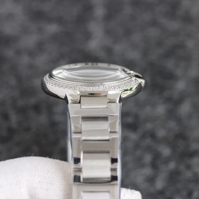 【Taiwan Factory】💰1920! 【Top replica】💰2900! Taiwan Factory Blue Balloon produces a series of Swiss quartz watches with complete sizes of 36mm, 33mm, and 28mm. This series of watches is famous for its delicate style and elegant style in the Cartier watchmaking industry. Of course, this watch must have such characteristics. The color of the stainless steel case makes the watch as light as a balloon, and the blue crown seems to have disobediently deviated from the original planned trajectory, like a playful couple. The Roman numerals on the dial look retro and deep, decorated with guilloche patterns and sword-shaped hands. The entire watch gives people a delicate and considerate feel. Isn’t this what couples need? Built-in: imported Swiss quartz movement, water drop (fish eye bubble) sapphire mirror, highly waterproof, burnt steel blue pointer color, curvature shape of the crown