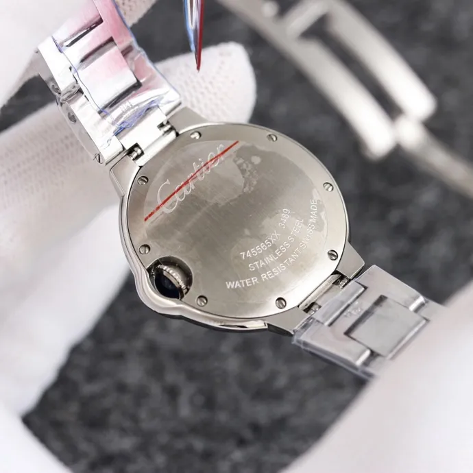 【Taiwan Factory】💰1920! 【Top replica】💰2900! Taiwan Factory Blue Balloon produces a series of Swiss quartz watches with complete sizes of 36mm, 33mm, and 28mm. This series of watches is famous for its delicate style and elegant style in the Cartier watchmaking industry. Of course, this watch must have such characteristics. The color of the stainless steel case makes the watch as light as a balloon, and the blue crown seems to have disobediently deviated from the original planned trajectory, like a playful couple. The Roman numerals on the dial look retro and deep, decorated with guilloche patterns and sword-shaped hands. The entire watch gives people a delicate and considerate feel. Isn’t this what couples need? Built-in: imported Swiss quartz movement, water drop (fish eye bubble) sapphire mirror, highly waterproof, burnt steel blue pointer color, curvature shape of the crown