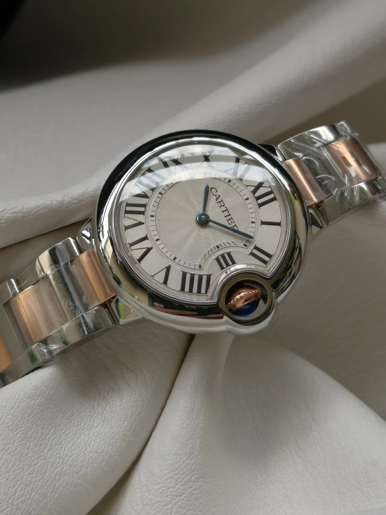 【High-end replica】💰1160! Taiwan factory 💰1760! Top replica 💰Private chat! Cartier Blue Balloon series watch (guilloché dial, sword-shaped blue steel hands, quartz, 33mm), pays tribute to the retrograde, God bless the world! This picture was taken as a top-notch replica!