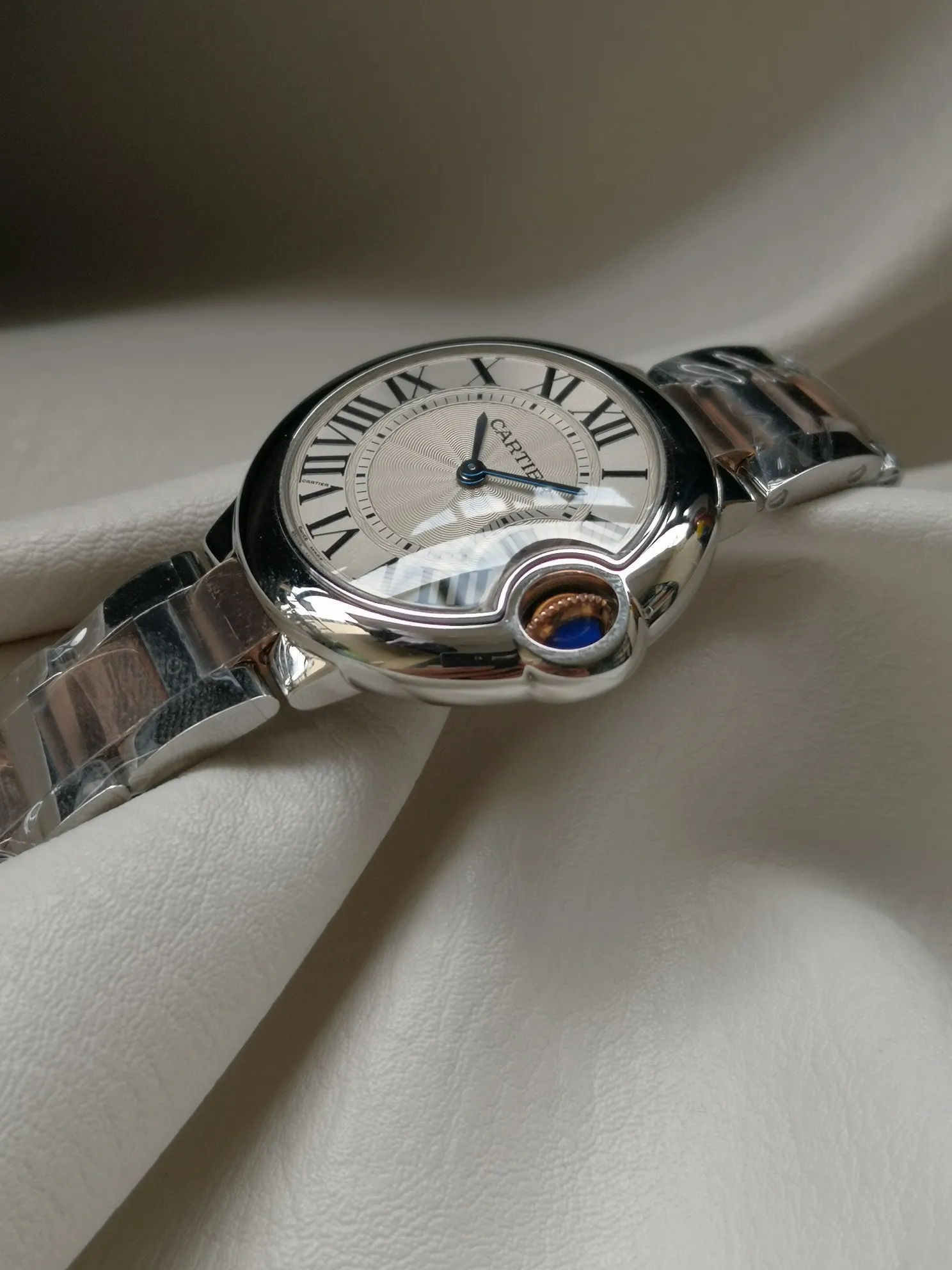 【High-end replica】💰1160! Taiwan factory 💰1760! Top replica 💰Private chat! Cartier Blue Balloon series watch (guilloché dial, sword-shaped blue steel hands, quartz, 33mm), pays tribute to the retrograde, God bless the world! This picture was taken as a top-notch replica!
