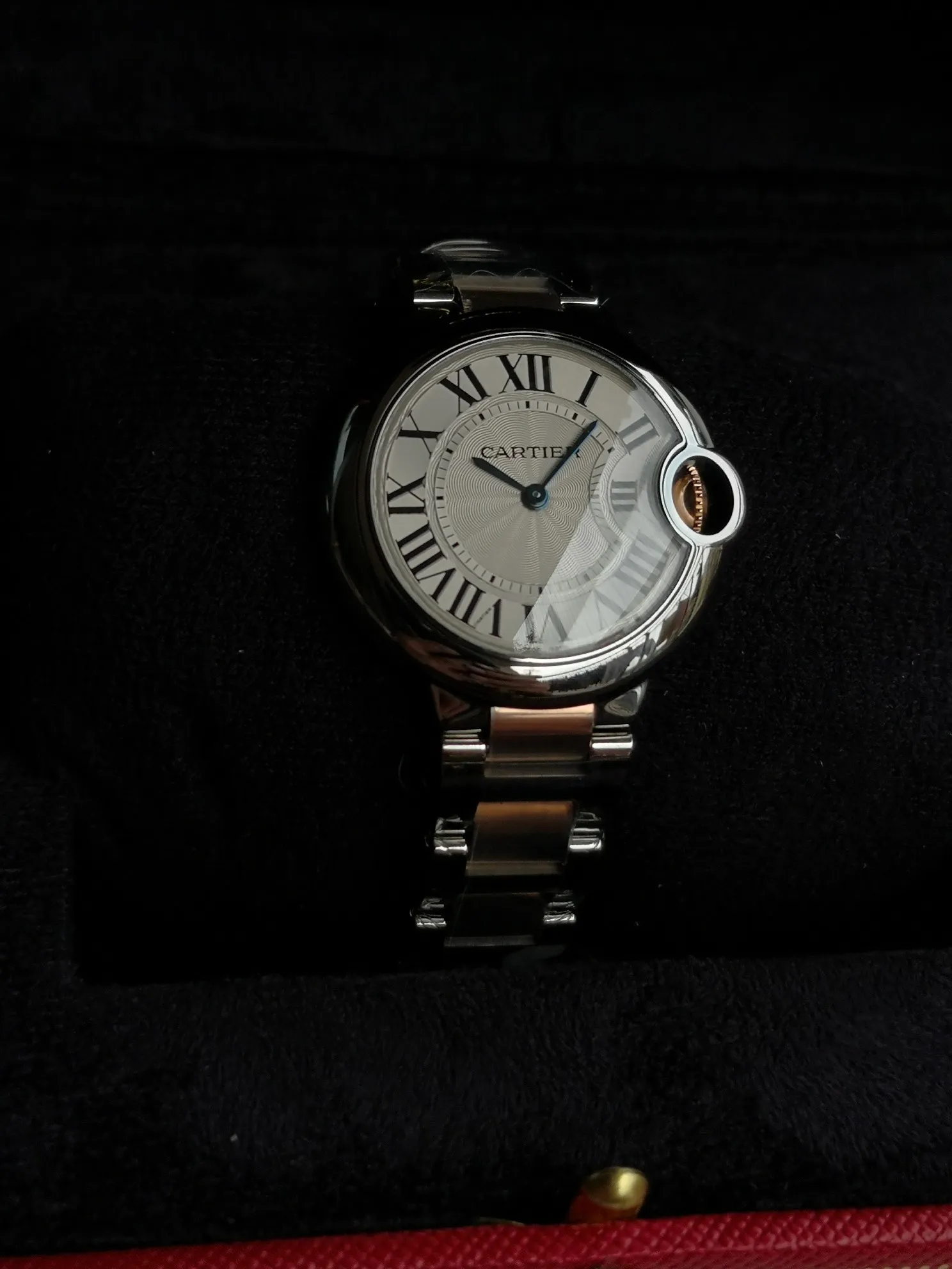【High-end replica】💰1160! Taiwan factory 💰1760! Top replica 💰Private chat! Cartier Blue Balloon series watch (guilloché dial, sword-shaped blue steel hands, quartz, 33mm), pays tribute to the retrograde, God bless the world! This picture was taken as a top-notch replica!