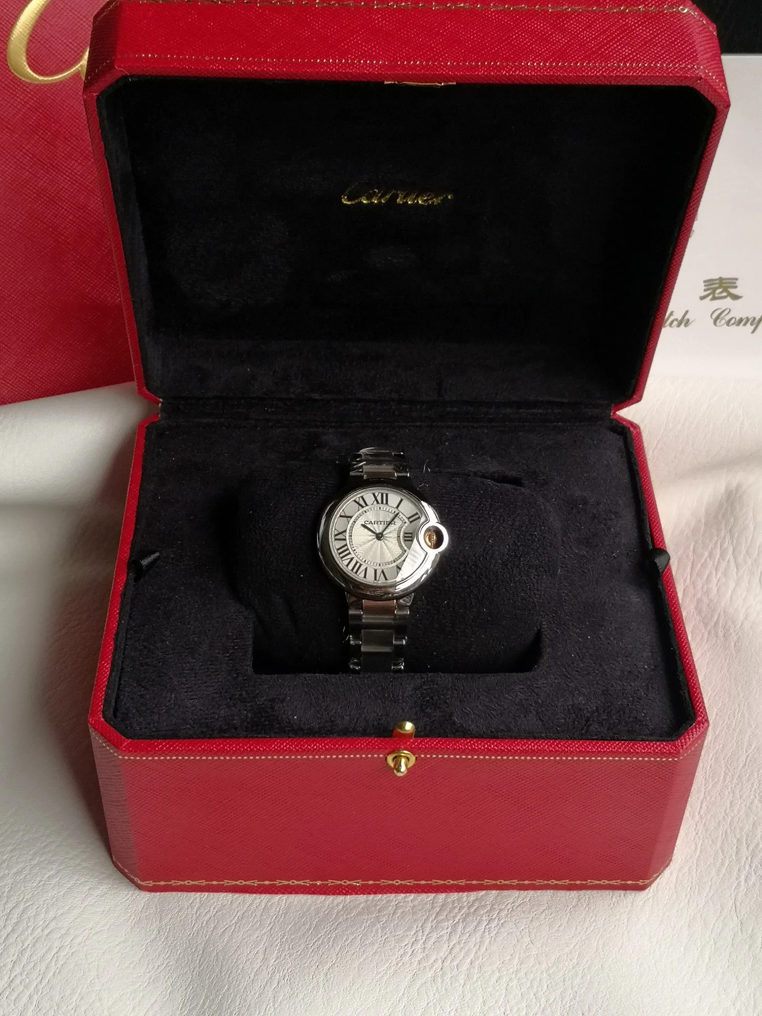 【High-end replica】💰1160! Taiwan factory 💰1760! Top replica 💰Private chat! Cartier Blue Balloon series watch (guilloché dial, sword-shaped blue steel hands, quartz, 33mm), pays tribute to the retrograde, God bless the world! This picture was taken as a top-notch replica!