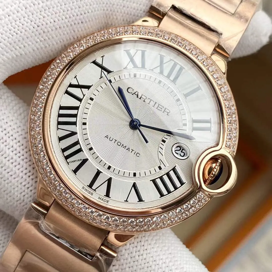 Cartier Blue Balloon series, this series of watches is famous for its delicate style and elegant style in Cartier watchmaking industry. Of course, this watch must have such characteristics. The color of the stainless steel case makes the watch as light as a balloon, and the blue crown seems to have disobediently deviated from the original planned trajectory, like a playful couple. The Roman numerals on the dial look retro and deep, decorated with guilloche patterns and sword-shaped hands. The entire watch gives people a delicate and considerate feel. Isn’t this what couples need? Sapphire glass mirror, highly waterproof, burnt steel blue pointer color, crown curvature🎈