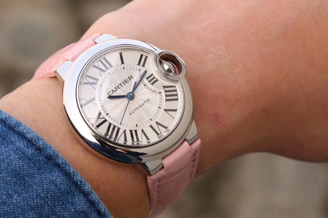 【Customized all-in-one machine】💰1920! 【Top replica】💰2800! Cartier Blue Balloon W6920100 women's watch, original Swiss ETA2671 movement (authentic basic movement) Blue Balloon 33mm women's model, size 33MM, exclusive source on the market, using the original factory (authentic Cartier original Swiss ETA2671 fully automatic movement assembly) double-shaped sapphire crystal glass, high-definition sun pattern silver-plated panel, burnt steel blue needle quenched at 1600 degrees Celsius , the drum-shaped head gem is full of blue light, and no matter how beautiful a watch is, it will be in vain if the movement is not good. Cartier is a well-known hot commodity in the purchasing circle, especially the Cartier Blue Balloon. As one of the most popular watches in the watch circle, it has always maintained its standing position. But its long history still cannot hide its edge. It is durable and never goes out of style. This exclusive source of goods is truly perfect in every detail regardless of its "appearance" or "inside"! The original design of the mechanical watch is rich in connotation, and it is the favorite of beautiful girls.