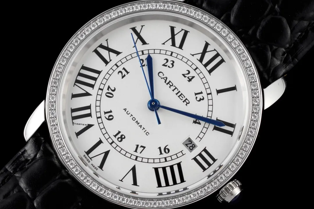 【Foreign trade import】💰2560! Cartier London SOLO series men's model, authentic open mold 🎈 1. [Case] ​​316 stainless steel, CNC deeply processed handle inlaid with the same white spinel gemstones as the genuine product, Mohs hardness reaches nine levels, equipped with sapphire scratch-resistant mirror!  2. [Inlay] All the diamonds on the case and buckle are imported Czech diamonds, with top cutting technology, uniform size, and perfect inlay. 3. [Size] The size of 42mm*9mm is not only exquisite and elegant, but also practical, suitable for various clothing occasions.  4. [Movement] The imported mechanical machine is used to modify the movement, and the original sealed bottom cover is used! Good stability!  5. [Strap] Paired with original imported Italian crocodile leather pattern 6. [Details] The three-pin model uses the same easy-to-use one-button ear-opening function as the original!  This is the darling of the luxury trend, a watch worthy of collection by men🔥Top-level products with constant quality🔥