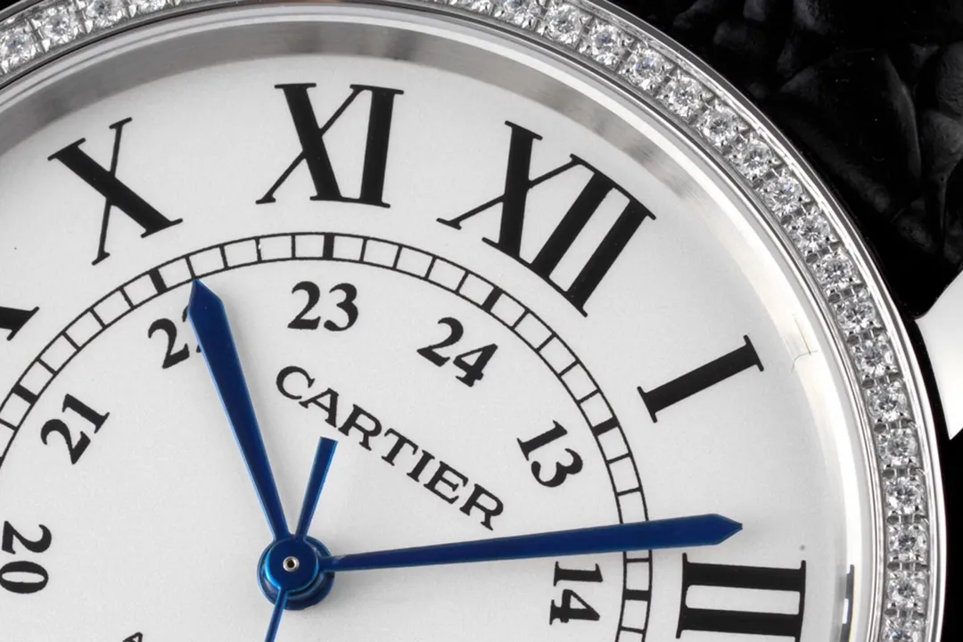 【Foreign trade import】💰2560! Cartier London SOLO series men's model, authentic open mold 🎈 1. [Case] ​​316 stainless steel, CNC deeply processed handle inlaid with the same white spinel gemstones as the genuine product, Mohs hardness reaches nine levels, equipped with sapphire scratch-resistant mirror!  2. [Inlay] All the diamonds on the case and buckle are imported Czech diamonds, with top cutting technology, uniform size, and perfect inlay. 3. [Size] The size of 42mm*9mm is not only exquisite and elegant, but also practical, suitable for various clothing occasions.  4. [Movement] The imported mechanical machine is used to modify the movement, and the original sealed bottom cover is used! Good stability!  5. [Strap] Paired with original imported Italian crocodile leather pattern 6. [Details] The three-pin model uses the same easy-to-use one-button ear-opening function as the original!  This is the darling of the luxury trend, a watch worthy of collection by men🔥Top-level products with constant quality🔥