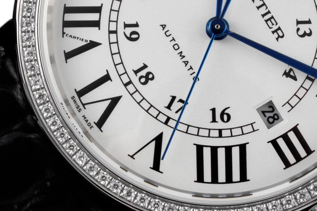 【Foreign trade import】💰2560! Cartier London SOLO series men's model, authentic open mold 🎈 1. [Case] ​​316 stainless steel, CNC deeply processed handle inlaid with the same white spinel gemstones as the genuine product, Mohs hardness reaches nine levels, equipped with sapphire scratch-resistant mirror!  2. [Inlay] All the diamonds on the case and buckle are imported Czech diamonds, with top cutting technology, uniform size, and perfect inlay. 3. [Size] The size of 42mm*9mm is not only exquisite and elegant, but also practical, suitable for various clothing occasions.  4. [Movement] The imported mechanical machine is used to modify the movement, and the original sealed bottom cover is used! Good stability!  5. [Strap] Paired with original imported Italian crocodile leather pattern 6. [Details] The three-pin model uses the same easy-to-use one-button ear-opening function as the original!  This is the darling of the luxury trend, a watch worthy of collection by men🔥Top-level products with constant quality🔥