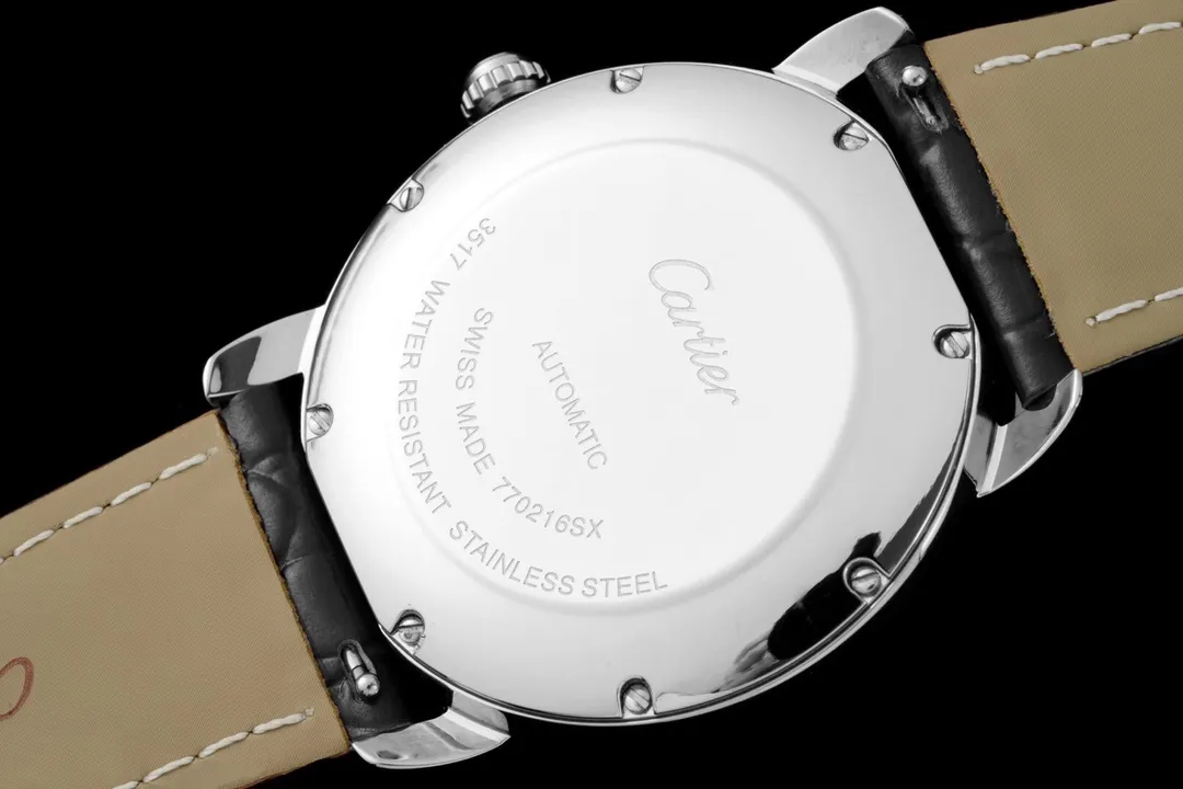 【Foreign trade import】💰2560! Cartier London SOLO series men's model, authentic open mold 🎈 1. [Case] ​​316 stainless steel, CNC deeply processed handle inlaid with the same white spinel gemstones as the genuine product, Mohs hardness reaches nine levels, equipped with sapphire scratch-resistant mirror!  2. [Inlay] All the diamonds on the case and buckle are imported Czech diamonds, with top cutting technology, uniform size, and perfect inlay. 3. [Size] The size of 42mm*9mm is not only exquisite and elegant, but also practical, suitable for various clothing occasions.  4. [Movement] The imported mechanical machine is used to modify the movement, and the original sealed bottom cover is used! Good stability!  5. [Strap] Paired with original imported Italian crocodile leather pattern 6. [Details] The three-pin model uses the same easy-to-use one-button ear-opening function as the original!  This is the darling of the luxury trend, a watch worthy of collection by men🔥Top-level products with constant quality🔥