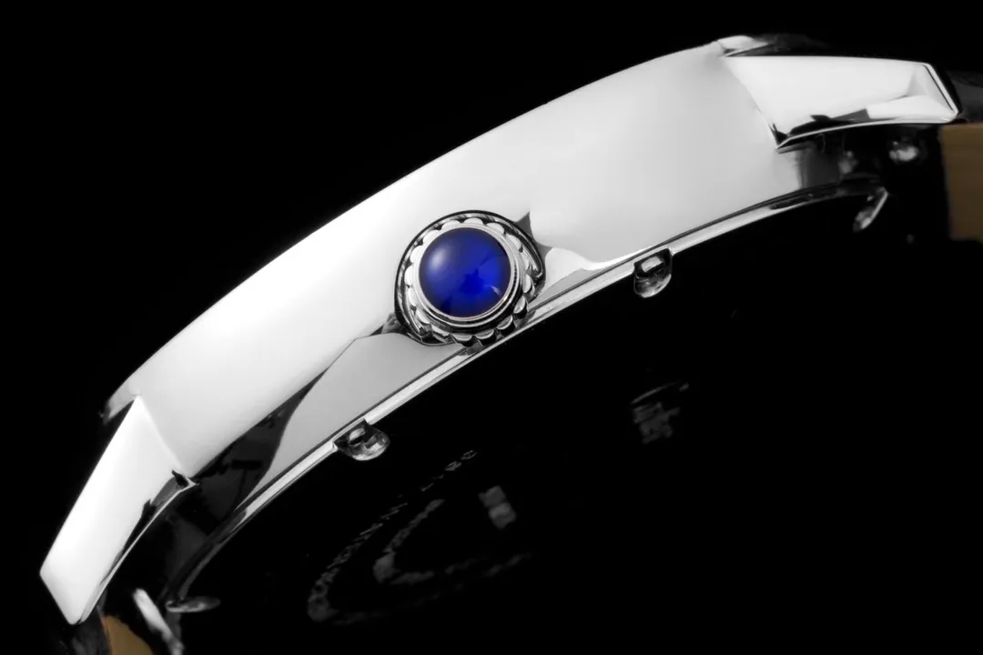 【Foreign trade import】💰2560! Cartier London SOLO series men's model, authentic open mold 🎈 1. [Case] ​​316 stainless steel, CNC deeply processed handle inlaid with the same white spinel gemstones as the genuine product, Mohs hardness reaches nine levels, equipped with sapphire scratch-resistant mirror!  2. [Inlay] All the diamonds on the case and buckle are imported Czech diamonds, with top cutting technology, uniform size, and perfect inlay. 3. [Size] The size of 42mm*9mm is not only exquisite and elegant, but also practical, suitable for various clothing occasions.  4. [Movement] The imported mechanical machine is used to modify the movement, and the original sealed bottom cover is used! Good stability!  5. [Strap] Paired with original imported Italian crocodile leather pattern 6. [Details] The three-pin model uses the same easy-to-use one-button ear-opening function as the original!  This is the darling of the luxury trend, a watch worthy of collection by men🔥Top-level products with constant quality🔥
