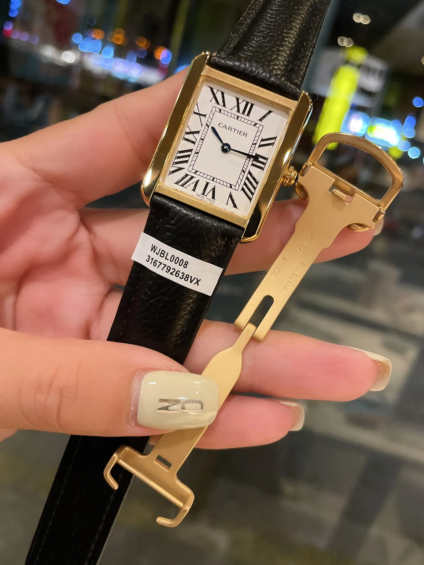 [High-end replica] 💰1120 each! Cartier tank series retro watch TANK tank series! The lettering adopts three-dimensional protrusion, 316L stainless steel version, couple watch, imported Swiss movement, three codes in one. Medium size 27MMX34MM, small size 24MMX31MM. The details are polished, the color of the hands, the curvature of the handle, the original pebbled leather belt, the original stainless steel belt, with sticker code, color distribution: white shell, gold shell, rose gold shell, strap colors are complete! Imported Swiss movement, Sapphire TankSolo’s ingenuity is worth owning!