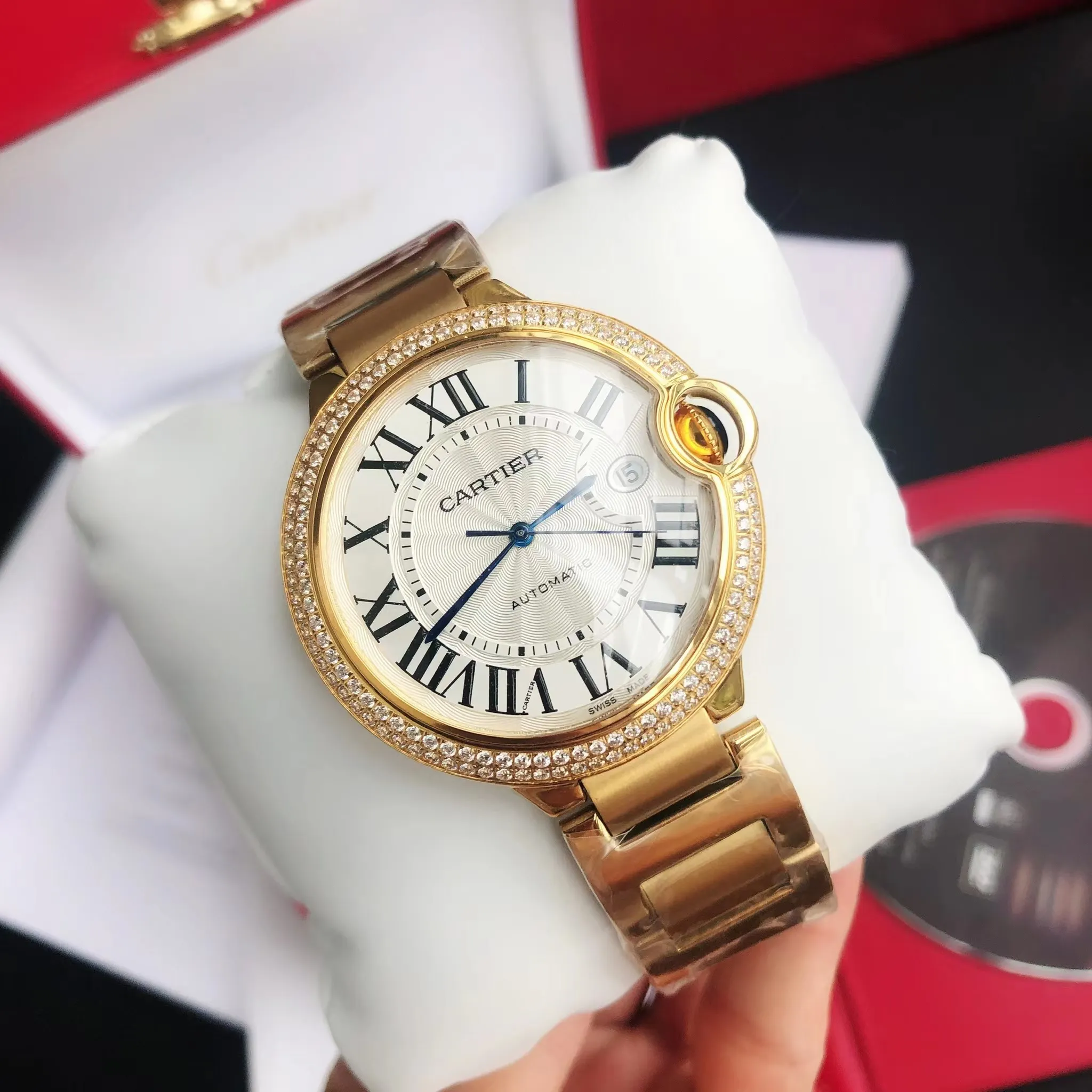 [Original order quality]💰1160! 【High-end replica】💰1720! The Cartier Blue Balloon 42mm series is a one-to-one replica of the original version, sleek and elegant, showing nobility. [Surface] Adopts original CNC color matching, the original version has the same dark yellow color, fine and well-proportioned textures, sword-shaped grilled blue steel hands, bright color and clear reading [Case] ​​The original mold is opened to upgrade the shell shape, the fish-eye sapphire glass head has an obvious crescent position, consistent radian, the crown is centered, and the size is synchronized with the original 42/13mm 316L stainless steel case, which is extremely polished and shiny. The level of detail is no less than the original, perfectly embodying the unique charm of the original. [Movement] Equipped with the top-level Seagull 2824 movement, the parameters are synchronized with the original ones, and can be simultaneously upgraded to the Swiss ETA machine. It has accurate travel time, delicate winding feel, and the time adjustment direction is synchronized with the original ones. [Strap] Equipped with an Italian imported first-layer cowhide strap with an original sand buckle or a top-grade 316L stainless steel bracelet. The parts are polished, and the bracelet screws use the original consistent spring thread ⚠️ Please look for the exclusive quality of GD products