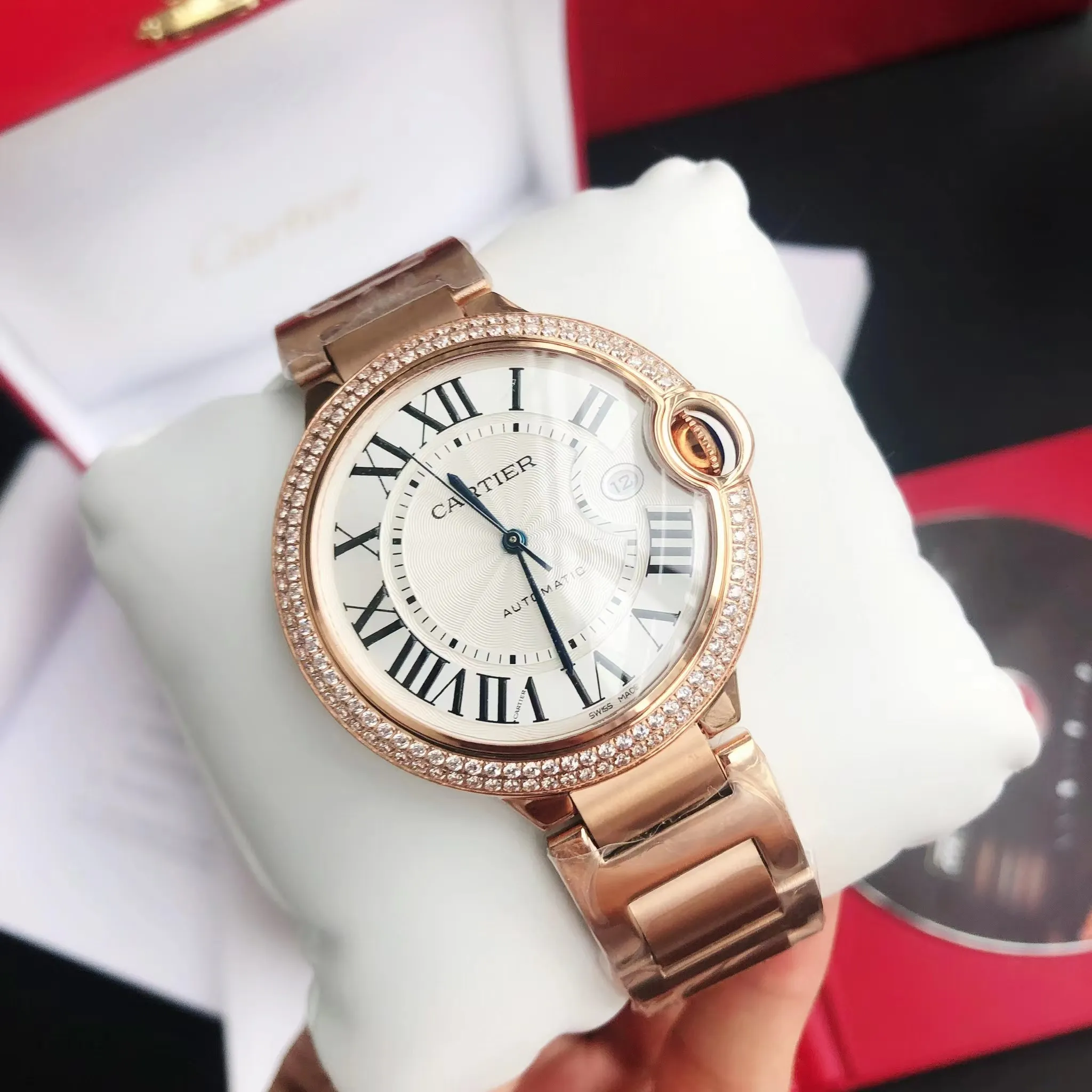[Original order quality]💰1160! 【High-end replica】💰1720! The Cartier Blue Balloon 42mm series is a one-to-one replica of the original version, sleek and elegant, showing nobility. [Surface] Adopts original CNC color matching, the original version has the same dark yellow color, fine and well-proportioned textures, sword-shaped grilled blue steel hands, bright color and clear reading [Case] ​​The original mold is opened to upgrade the shell shape, the fish-eye sapphire glass head has an obvious crescent position, consistent radian, the crown is centered, and the size is synchronized with the original 42/13mm 316L stainless steel case, which is extremely polished and shiny. The level of detail is no less than the original, perfectly embodying the unique charm of the original. [Movement] Equipped with the top-level Seagull 2824 movement, the parameters are synchronized with the original ones, and can be simultaneously upgraded to the Swiss ETA machine. It has accurate travel time, delicate winding feel, and the time adjustment direction is synchronized with the original ones. [Strap] Equipped with an Italian imported first-layer cowhide strap with an original sand buckle or a top-grade 316L stainless steel bracelet. The parts are polished, and the bracelet screws use the original consistent spring thread ⚠️ Please look for the exclusive quality of GD products
