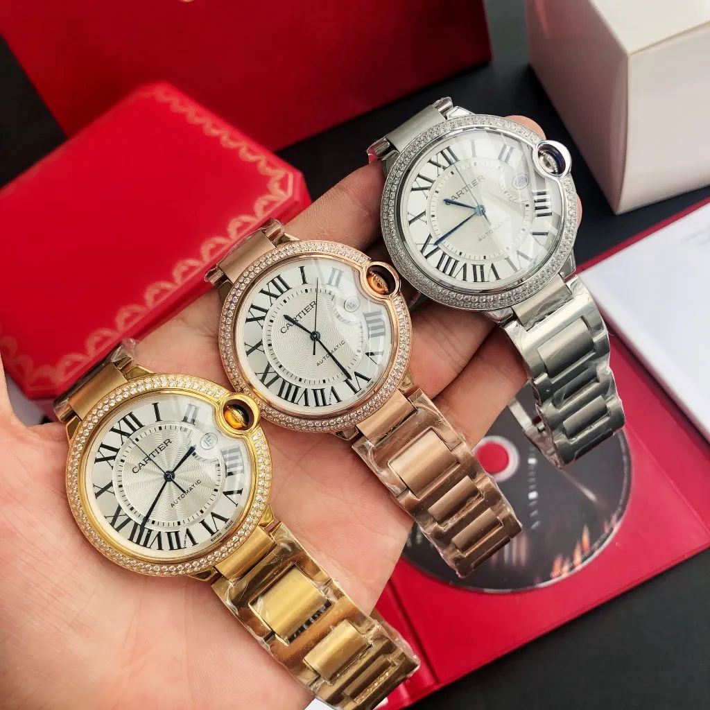 [Original order quality]💰1160! 【High-end replica】💰1720! The Cartier Blue Balloon 42mm series is a one-to-one replica of the original version, sleek and elegant, showing nobility. [Surface] Adopts original CNC color matching, the original version has the same dark yellow color, fine and well-proportioned textures, sword-shaped grilled blue steel hands, bright color and clear reading [Case] ​​The original mold is opened to upgrade the shell shape, the fish-eye sapphire glass head has an obvious crescent position, consistent radian, the crown is centered, and the size is synchronized with the original 42/13mm 316L stainless steel case, which is extremely polished and shiny. The level of detail is no less than the original, perfectly embodying the unique charm of the original. [Movement] Equipped with the top-level Seagull 2824 movement, the parameters are synchronized with the original ones, and can be simultaneously upgraded to the Swiss ETA machine. It has accurate travel time, delicate winding feel, and the time adjustment direction is synchronized with the original ones. [Strap] Equipped with an Italian imported first-layer cowhide strap with an original sand buckle or a top-grade 316L stainless steel bracelet. The parts are polished, and the bracelet screws use the original consistent spring thread ⚠️ Please look for the exclusive quality of GD products