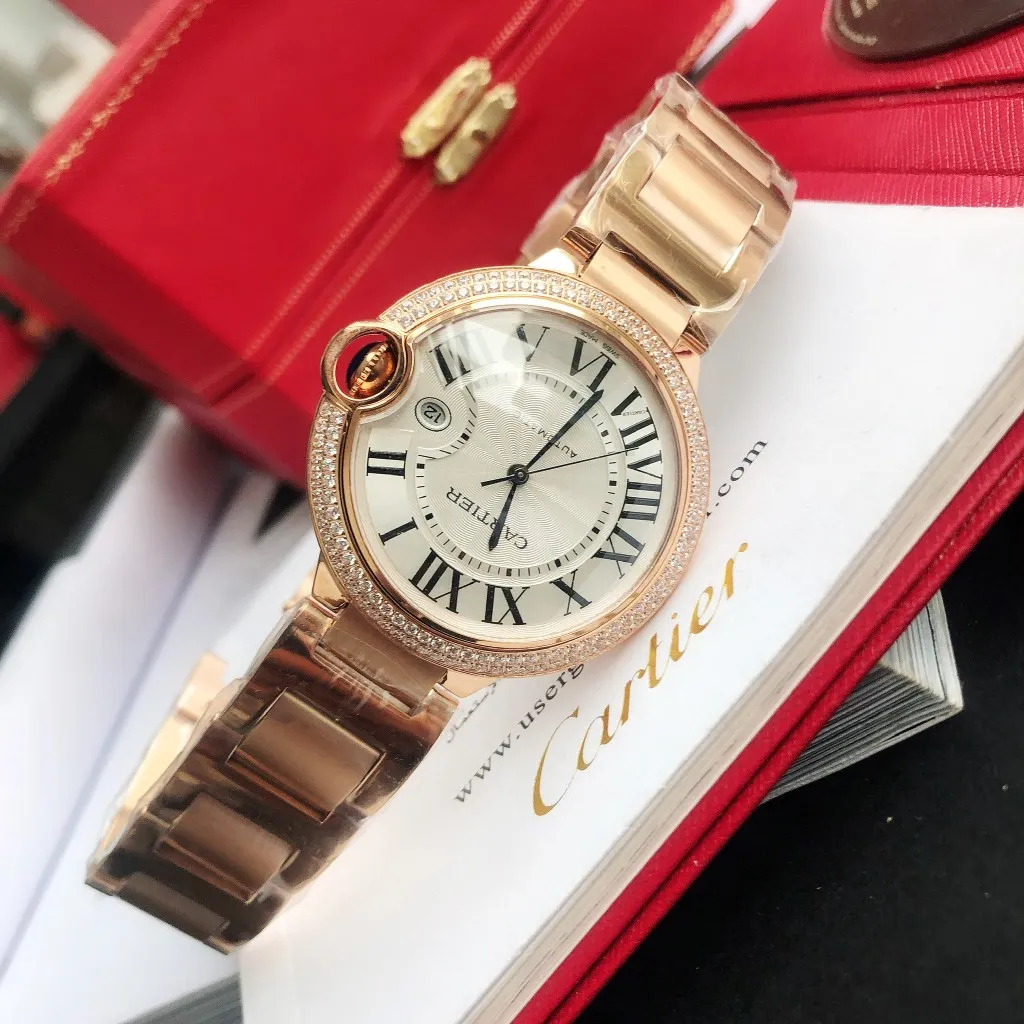 [Original order quality]💰1160! 【High-end replica】💰1720! The Cartier Blue Balloon 42mm series is a one-to-one replica of the original version, sleek and elegant, showing nobility. [Surface] Adopts original CNC color matching, the original version has the same dark yellow color, fine and well-proportioned textures, sword-shaped grilled blue steel hands, bright color and clear reading [Case] ​​The original mold is opened to upgrade the shell shape, the fish-eye sapphire glass head has an obvious crescent position, consistent radian, the crown is centered, and the size is synchronized with the original 42/13mm 316L stainless steel case, which is extremely polished and shiny. The level of detail is no less than the original, perfectly embodying the unique charm of the original. [Movement] Equipped with the top-level Seagull 2824 movement, the parameters are synchronized with the original ones, and can be simultaneously upgraded to the Swiss ETA machine. It has accurate travel time, delicate winding feel, and the time adjustment direction is synchronized with the original ones. [Strap] Equipped with an Italian imported first-layer cowhide strap with an original sand buckle or a top-grade 316L stainless steel bracelet. The parts are polished, and the bracelet screws use the original consistent spring thread ⚠️ Please look for the exclusive quality of GD products