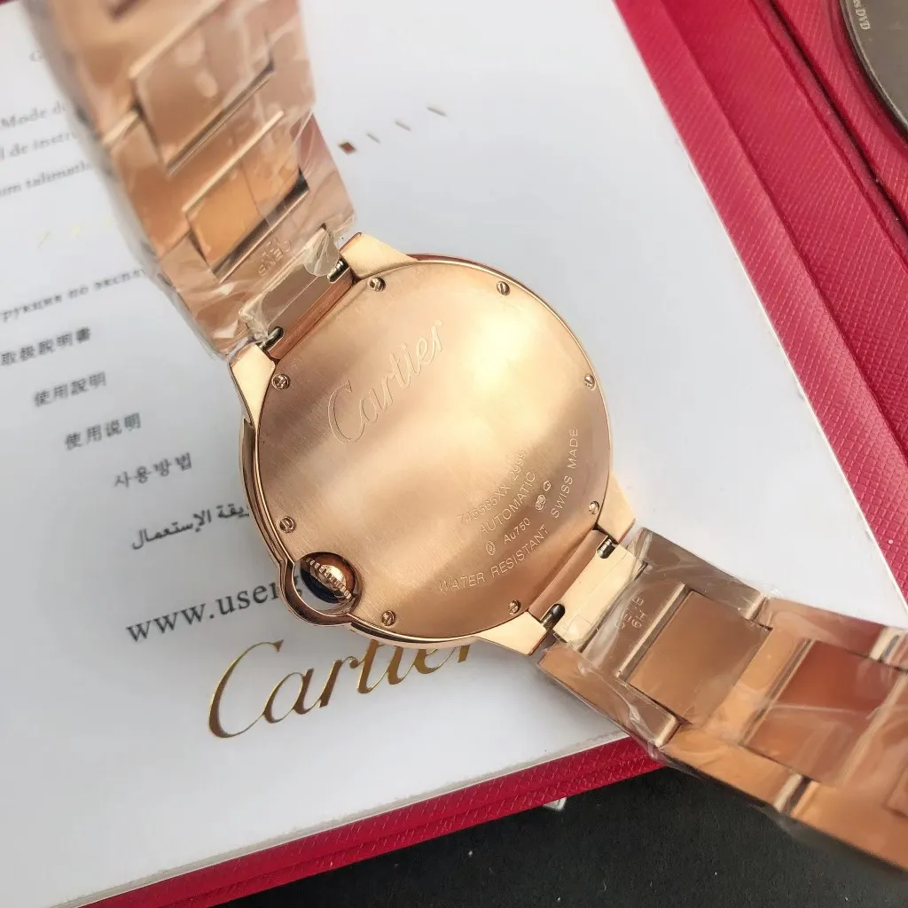 [Original order quality]💰1160! 【High-end replica】💰1720! The Cartier Blue Balloon 42mm series is a one-to-one replica of the original version, sleek and elegant, showing nobility. [Surface] Adopts original CNC color matching, the original version has the same dark yellow color, fine and well-proportioned textures, sword-shaped grilled blue steel hands, bright color and clear reading [Case] ​​The original mold is opened to upgrade the shell shape, the fish-eye sapphire glass head has an obvious crescent position, consistent radian, the crown is centered, and the size is synchronized with the original 42/13mm 316L stainless steel case, which is extremely polished and shiny. The level of detail is no less than the original, perfectly embodying the unique charm of the original. [Movement] Equipped with the top-level Seagull 2824 movement, the parameters are synchronized with the original ones, and can be simultaneously upgraded to the Swiss ETA machine. It has accurate travel time, delicate winding feel, and the time adjustment direction is synchronized with the original ones. [Strap] Equipped with an Italian imported first-layer cowhide strap with an original sand buckle or a top-grade 316L stainless steel bracelet. The parts are polished, and the bracelet screws use the original consistent spring thread ⚠️ Please look for the exclusive quality of GD products
