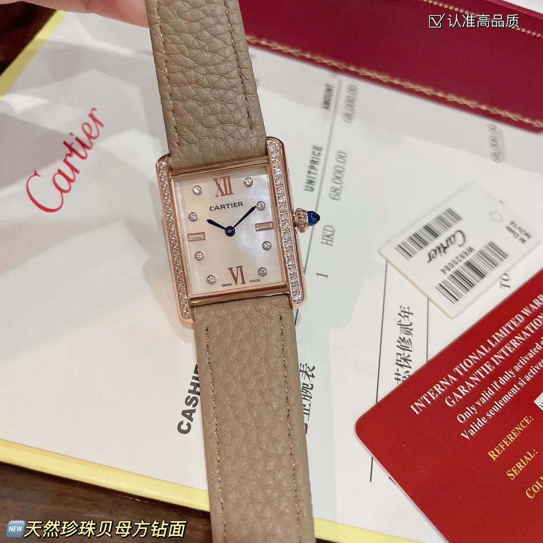 【High-end replica】💰1300! The new design of the Cartier Tank Solo square watch defeats the tradition and reaches a new height of beauty. 💋 Those who like square watches 🤗 can choose this Cartier tank. It is very cost-effective. Swiss quartz movement ✔Versatile size 25.5x33.7mm. The dial is made of high-grade mother-of-pearl. The dial is elegant and refined. Look for high quality!
