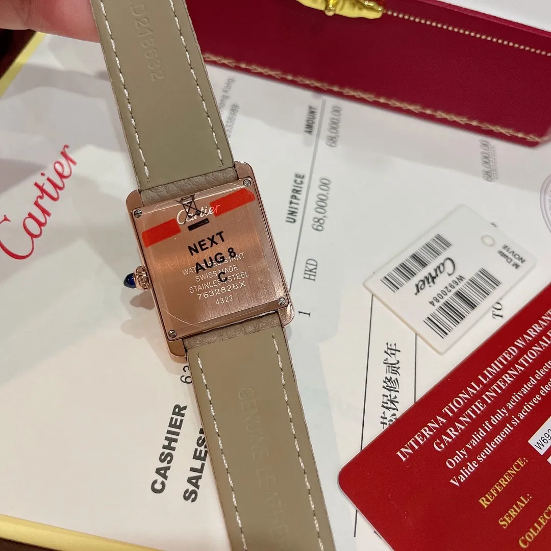 【High-end replica】💰1300! The new design of the Cartier Tank Solo square watch defeats the tradition and reaches a new height of beauty. 💋 Those who like square watches 🤗 can choose this Cartier tank. It is very cost-effective. Swiss quartz movement ✔Versatile size 25.5x33.7mm. The dial is made of high-grade mother-of-pearl. The dial is elegant and refined. Look for high quality!