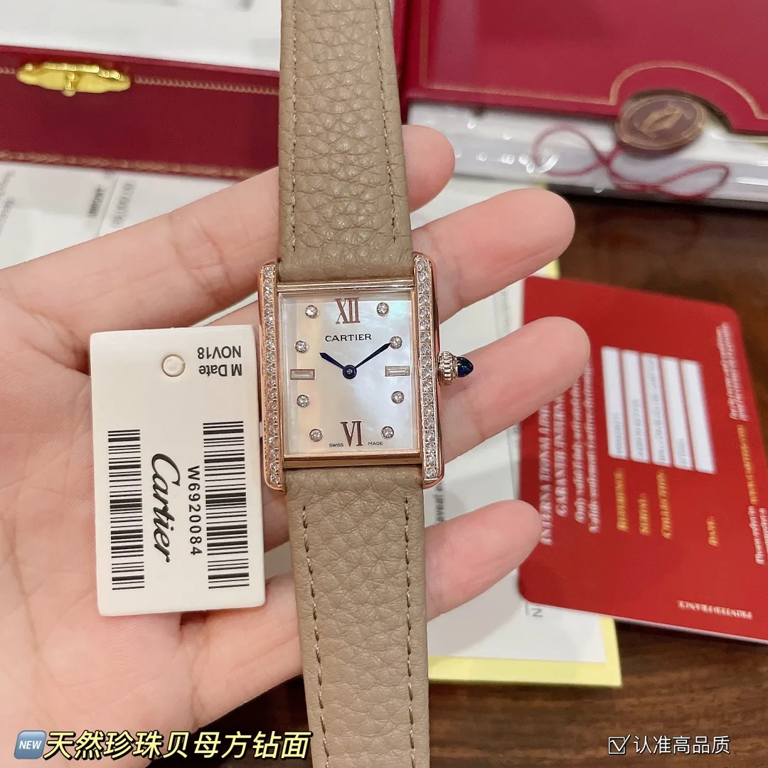 【High-end replica】💰1300! The new design of the Cartier Tank Solo square watch defeats the tradition and reaches a new height of beauty. 💋 Those who like square watches 🤗 can choose this Cartier tank. It is very cost-effective. Swiss quartz movement ✔Versatile size 25.5x33.7mm. The dial is made of high-grade mother-of-pearl. The dial is elegant and refined. Look for high quality!