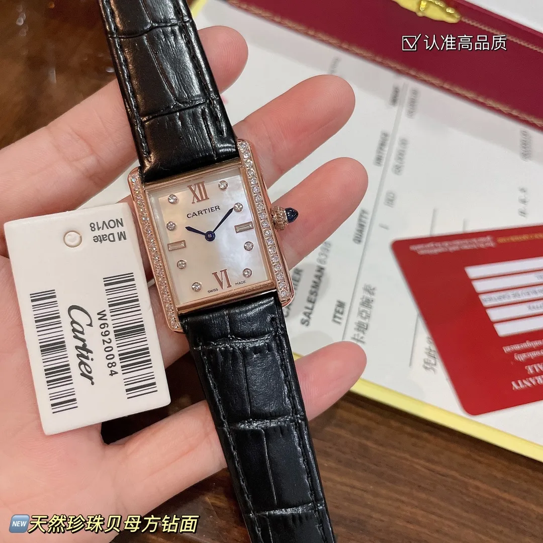 【High-end replica】💰1300! The new design of the Cartier Tank Solo square watch defeats the tradition and reaches a new height of beauty. 💋 Those who like square watches 🤗 can choose this Cartier tank. It is very cost-effective. Swiss quartz movement ✔Versatile size 25.5x33.7mm. The dial is made of high-grade mother-of-pearl. The dial is elegant and refined. Look for high quality!