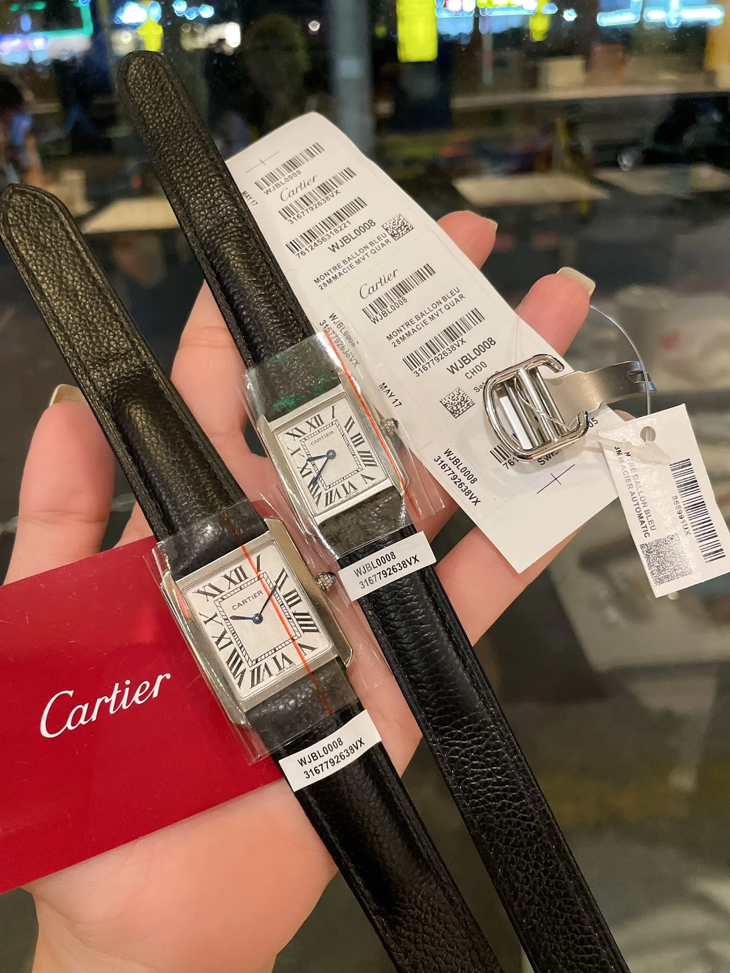 [High-end replica] 💰1120 each! Cartier tank series retro watch TANK tank series! The lettering adopts three-dimensional protrusion, 316L stainless steel version, couple watch, imported Swiss movement, three codes in one. Medium size 27MMX34MM, small size 24MMX31MM. The details are polished, the color of the hands, the curvature of the handle, the original pebbled leather belt, the original stainless steel belt, with sticker code, color distribution: white shell, gold shell, rose gold shell, strap colors are complete! Imported Swiss movement, Sapphire TankSolo’s ingenuity is worth owning!