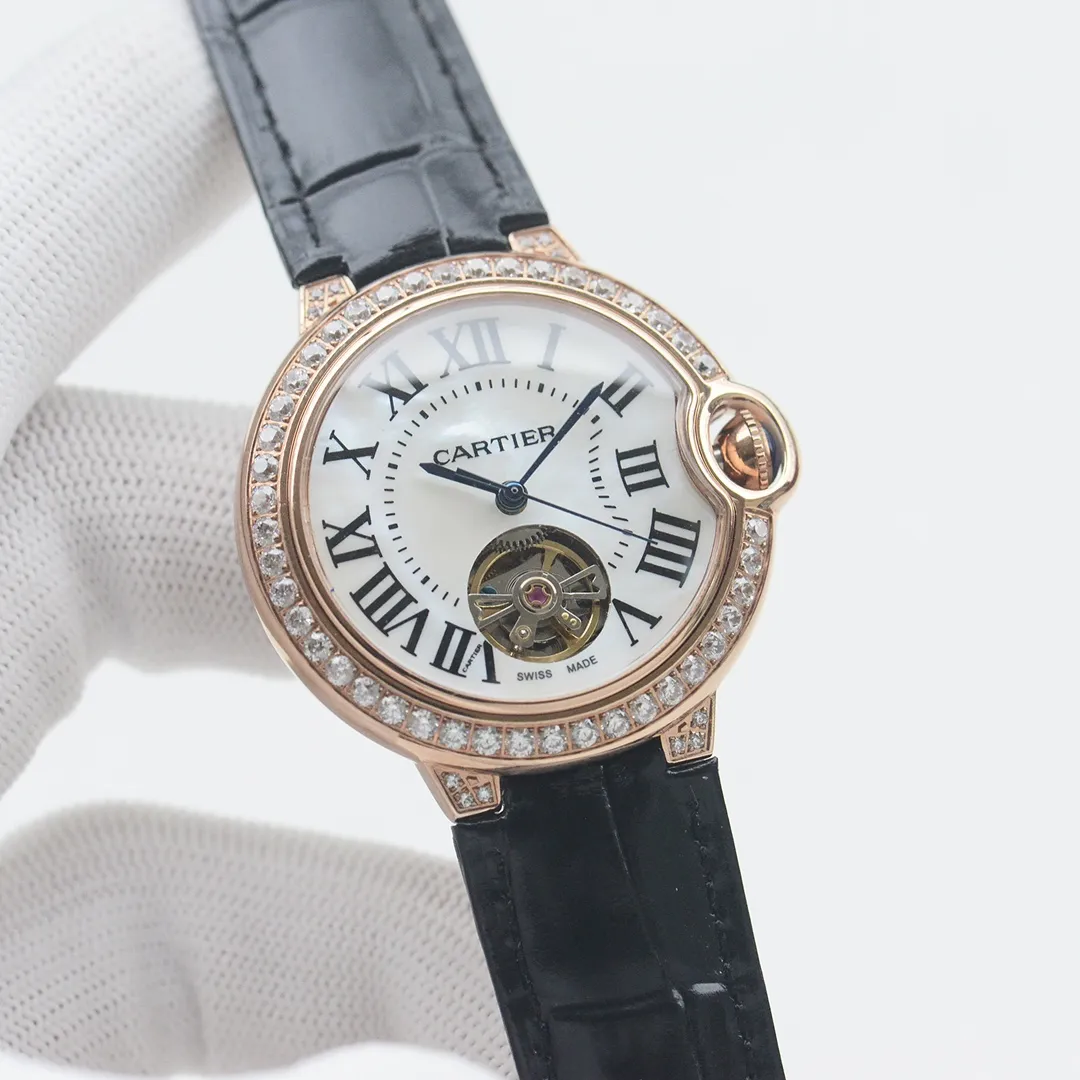 【High-end replica】💰1920! Cartier - Cartier Women's Blue Balloon Flywheel Series 🎈 Tourbillon mechanical women's watch is now on the market, and the pure natural mother-of-pearl shell dial exudes fashion and beauty. The operation of the movement flywheel is clear at a glance, showing nobility and luxury. (Four-piece set of 316 fine steel material) (Sword-shaped pointer) 316 steel strap with original pull-button style and Italian leather strap that perfectly blends classic and innovation. The diameter is 36mm wide and 10mm thick. ⚠️Please look for the exclusive quality (upgraded version 200 meters deep waterproof)