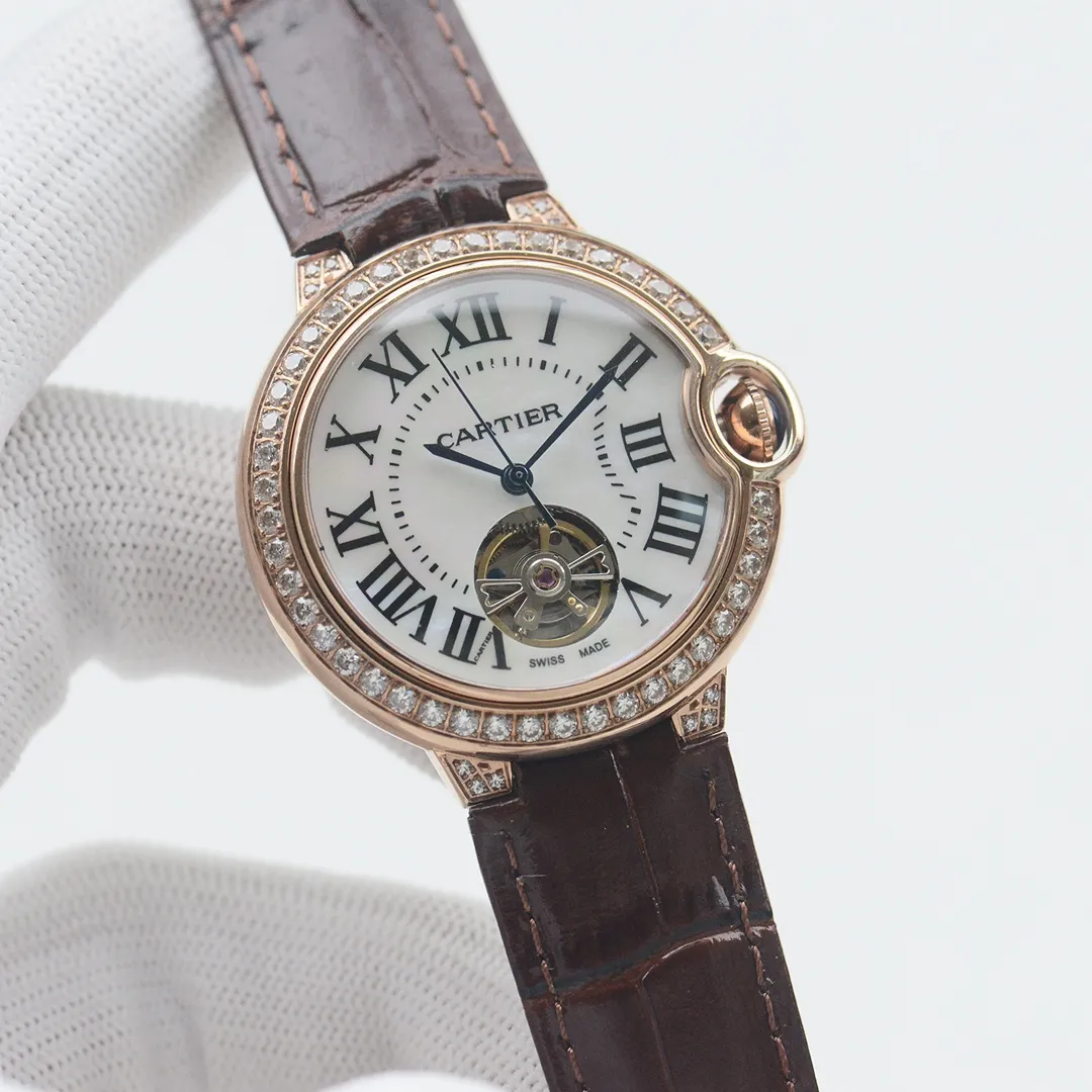 【High-end replica】💰1920! Cartier - Cartier Women's Blue Balloon Flywheel Series 🎈 Tourbillon mechanical women's watch is now on the market, and the pure natural mother-of-pearl shell dial exudes fashion and beauty. The operation of the movement flywheel is clear at a glance, showing nobility and luxury. (Four-piece set of 316 fine steel material) (Sword-shaped pointer) 316 steel strap with original pull-button style and Italian leather strap that perfectly blends classic and innovation. The diameter is 36mm wide and 10mm thick. ⚠️Please look for the exclusive quality (upgraded version 200 meters deep waterproof)