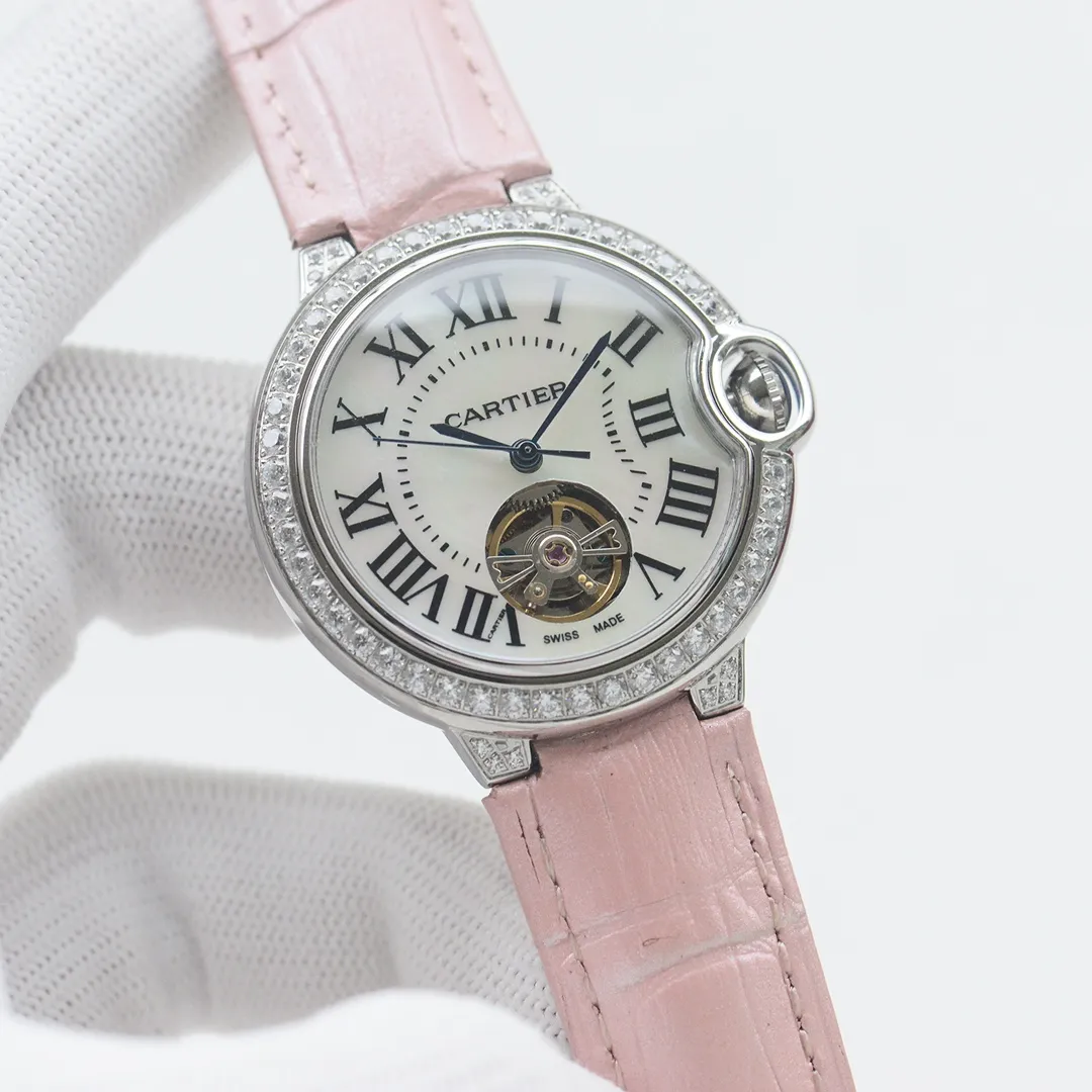 【High-end replica】💰1920! Cartier - Cartier Women's Blue Balloon Flywheel Series 🎈 Tourbillon mechanical women's watch is now on the market, and the pure natural mother-of-pearl shell dial exudes fashion and beauty. The operation of the movement flywheel is clear at a glance, showing nobility and luxury. (Four-piece set of 316 fine steel material) (Sword-shaped pointer) 316 steel strap with original pull-button style and Italian leather strap that perfectly blends classic and innovation. The diameter is 36mm wide and 10mm thick. ⚠️Please look for the exclusive quality (upgraded version 200 meters deep waterproof)