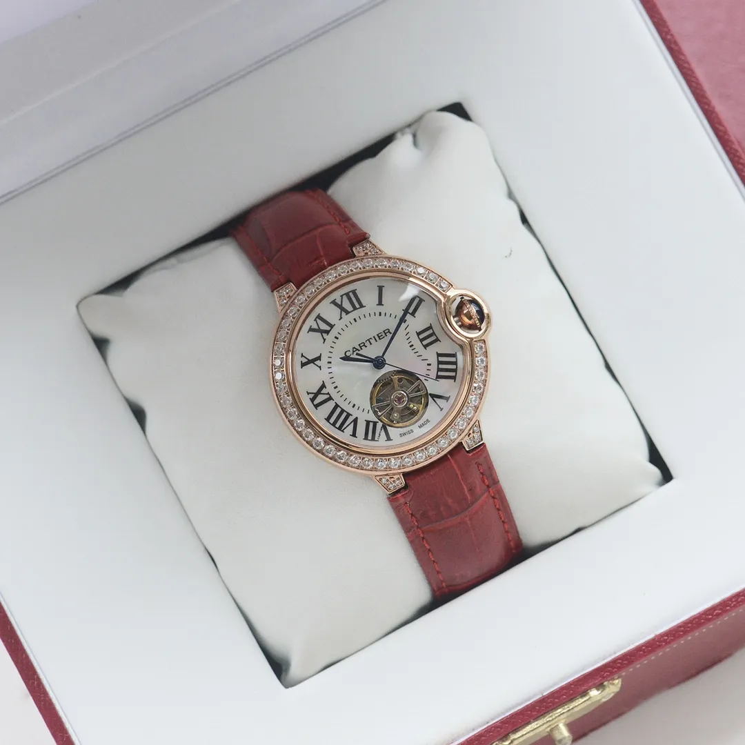 【High-end replica】💰1920! Cartier - Cartier Women's Blue Balloon Flywheel Series 🎈 Tourbillon mechanical women's watch is now on the market, and the pure natural mother-of-pearl shell dial exudes fashion and beauty. The operation of the movement flywheel is clear at a glance, showing nobility and luxury. (Four-piece set of 316 fine steel material) (Sword-shaped pointer) 316 steel strap with original pull-button style and Italian leather strap that perfectly blends classic and innovation. The diameter is 36mm wide and 10mm thick. ⚠️Please look for the exclusive quality (upgraded version 200 meters deep waterproof)