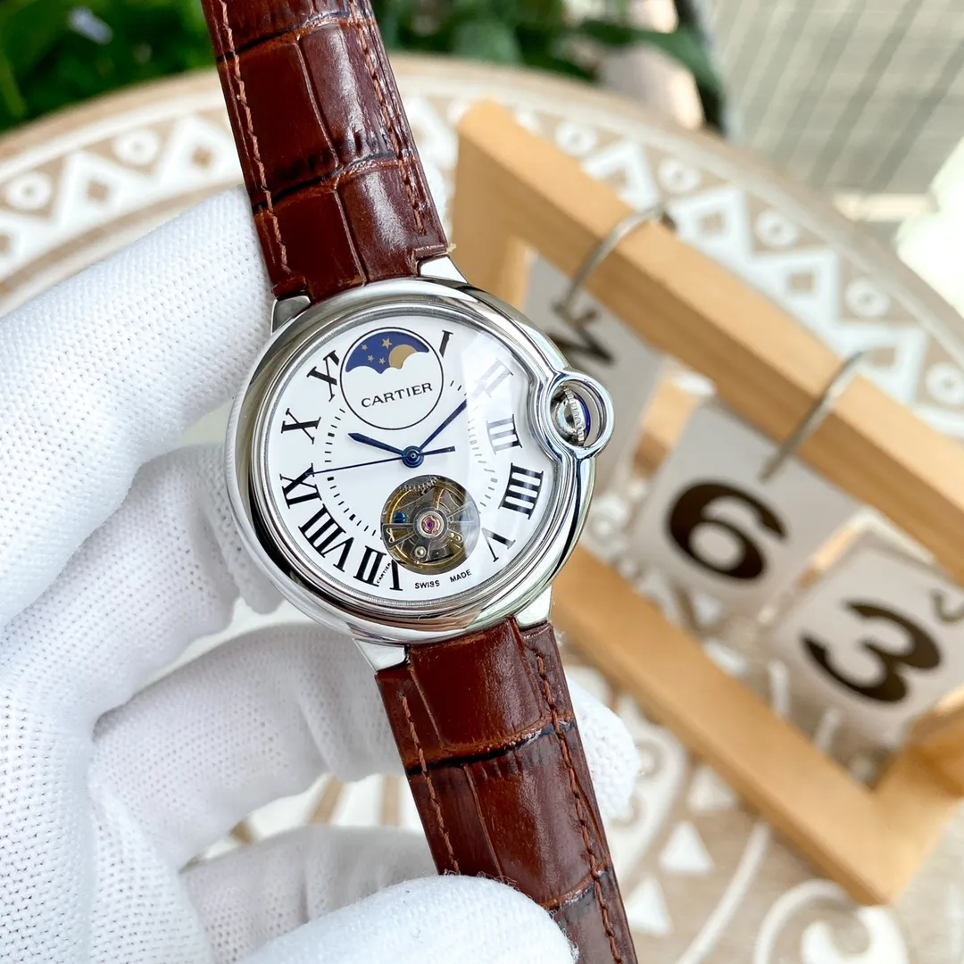 【Foreign Trade Import】💰1720! The Cartier Blue Balloon series and tourbillon mechanical women's watches are now on the market, exuding fashionable beauty. The operation of the movement flywheel is clear at a glance, showing nobility and luxury. Paired with imported Italian calfskin, it perfectly blends classicity and innovation. The diameter is 36mm wide and the thickness is 10mm🔥The top quality products are constantly produced🔥