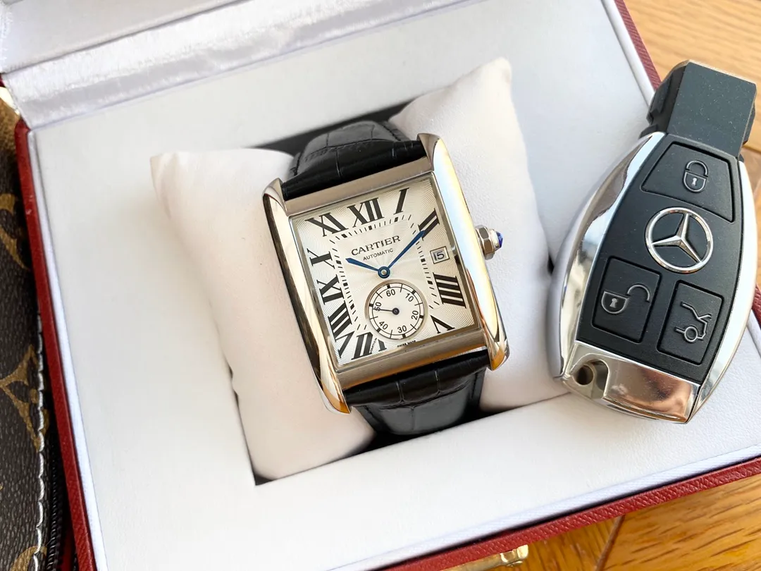 【Foreign trade import】💰1160! Cartier - Cartler🎉Tank Series Men's Watch Fully Automatic Mechanical Movement 316 Stainless Steel Case Mineral Glass Mirror Imported Calf Leather Strap Diameter 40mm Thickness 12mm The men's spirit represented by this watch: integrity, perseverance, fearlessness and loyalty to oneself. Whether it is a formal occasion or a daily outing, wearing it on the wrist shows your chic and gentlemanly style!