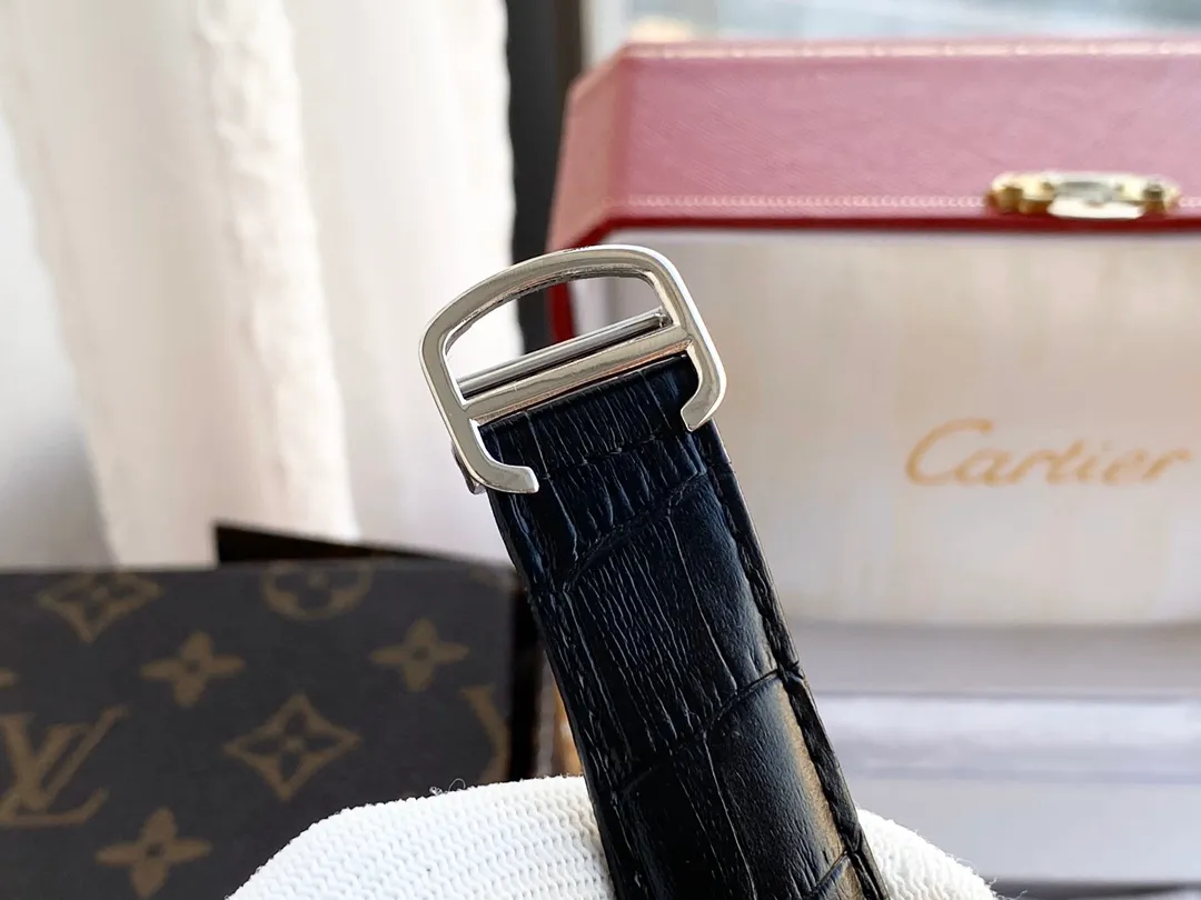 【Foreign trade import】💰1160! Cartier - Cartler🎉Tank Series Men's Watch Fully Automatic Mechanical Movement 316 Stainless Steel Case Mineral Glass Mirror Imported Calf Leather Strap Diameter 40mm Thickness 12mm The men's spirit represented by this watch: integrity, perseverance, fearlessness and loyalty to oneself. Whether it is a formal occasion or a daily outing, wearing it on the wrist shows your chic and gentlemanly style!