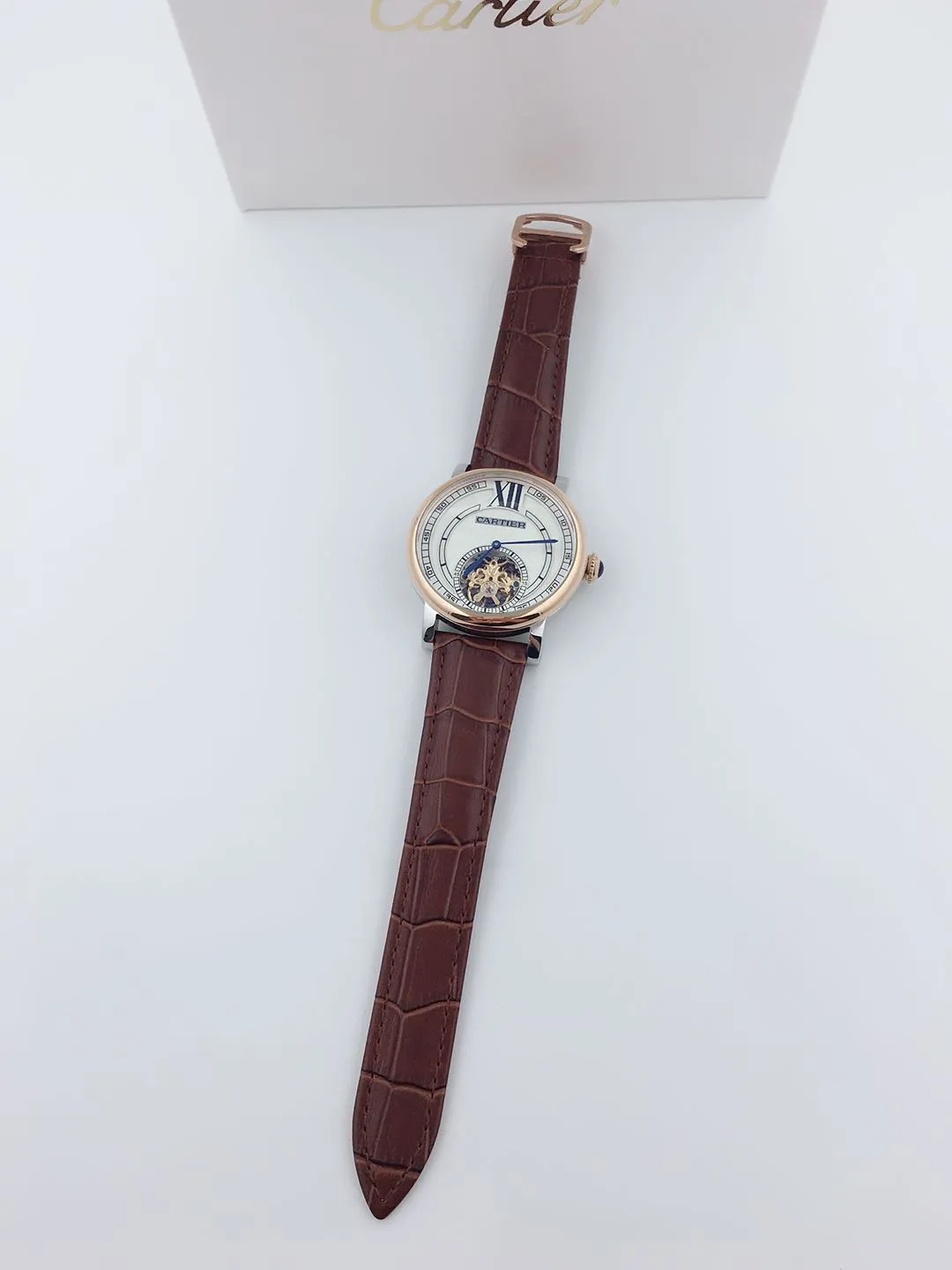 【Foreign Trade Import】💰1240 each! Cartier men's mechanical business casual watch. The enlarged Roman numeral design at 12 o'clock allows people to read the time from a different angle. The exquisite lin pattern dial design contains the most essential and profound charm of men. The stylish hollow dial design allows a clear view of the movement of the movement. The back-through design fully demonstrates the movement of the gears. It records the rhythm of life on the wrist and quietly listens to the pulse of the soul.